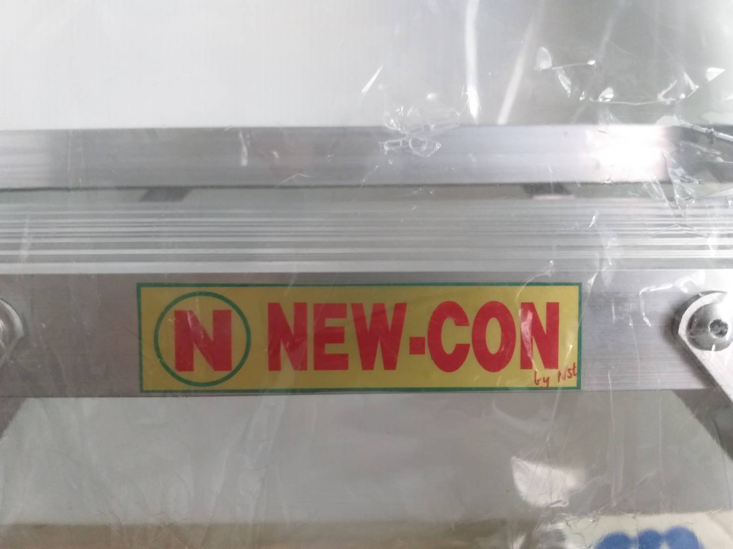 บันไดอลูมิเนียม ทรงA ขึ้นลงทางเดียว 7 ขั้น ยี่ห้อ NEWCON