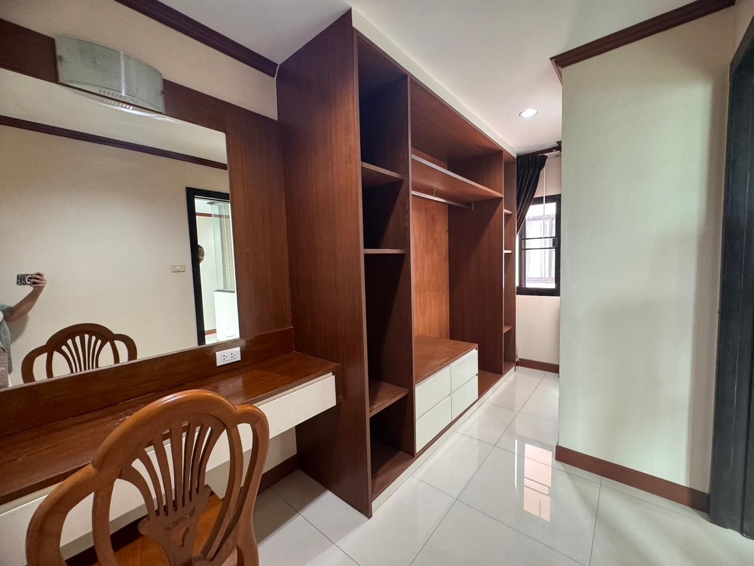 ให้เช่าอาคารพาณิชย์ 5 ชั้น ซอยเอกมัย 12 พร้อมลิฟท์ ใกล้บิ๊กซี เอกมัย (N.1396)