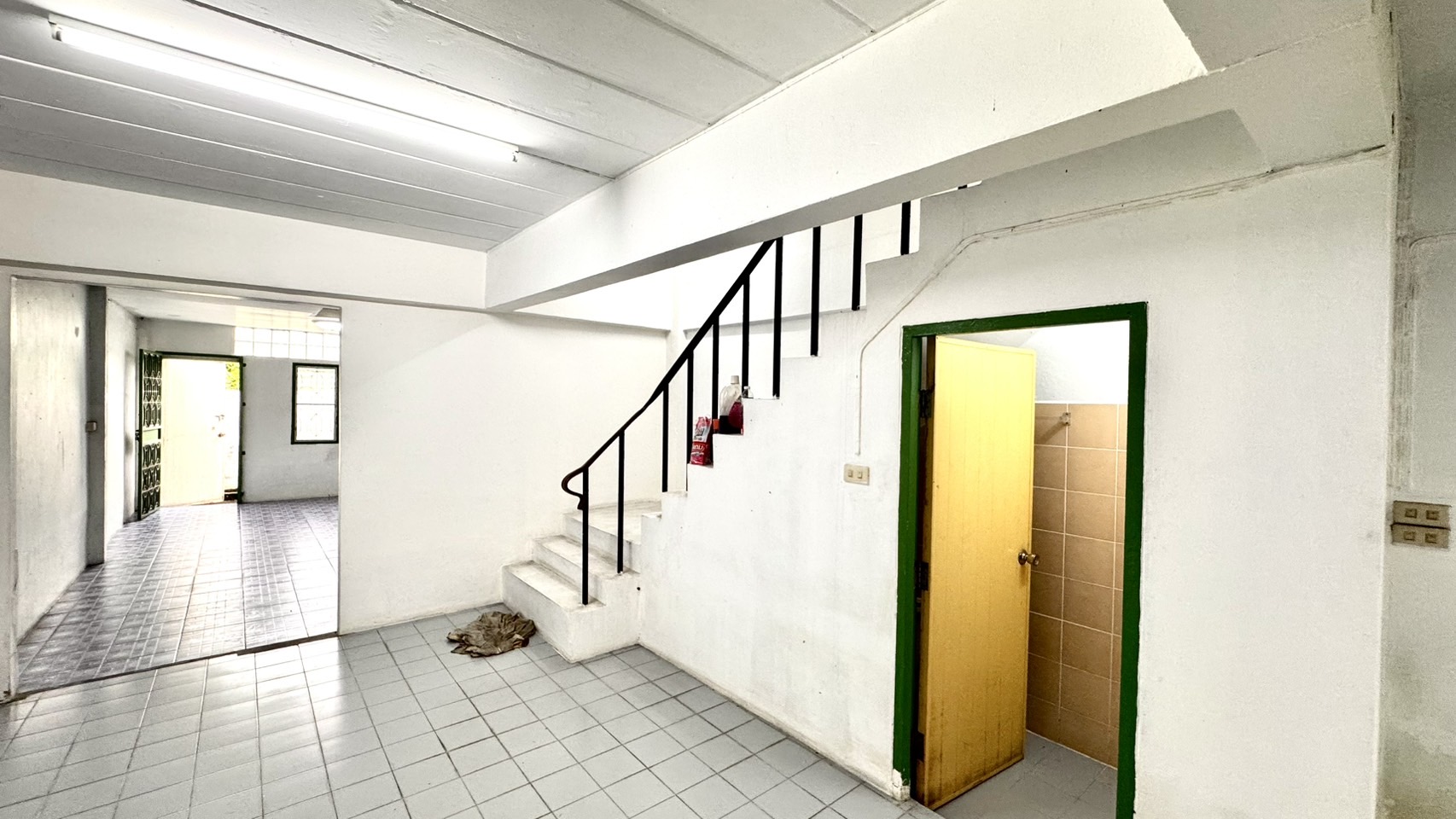 ขายอาคารพาณิชย์ 2.5 ชั้น หมู่บ้านบัวทองธานีพาร์ค บางบัวทอง 2ห้องนอน 2 ห้องน้ำ 20 ตารางวา นนทบุรีทำเลบางบัวทอง ราคา : 1,700,000 บาท