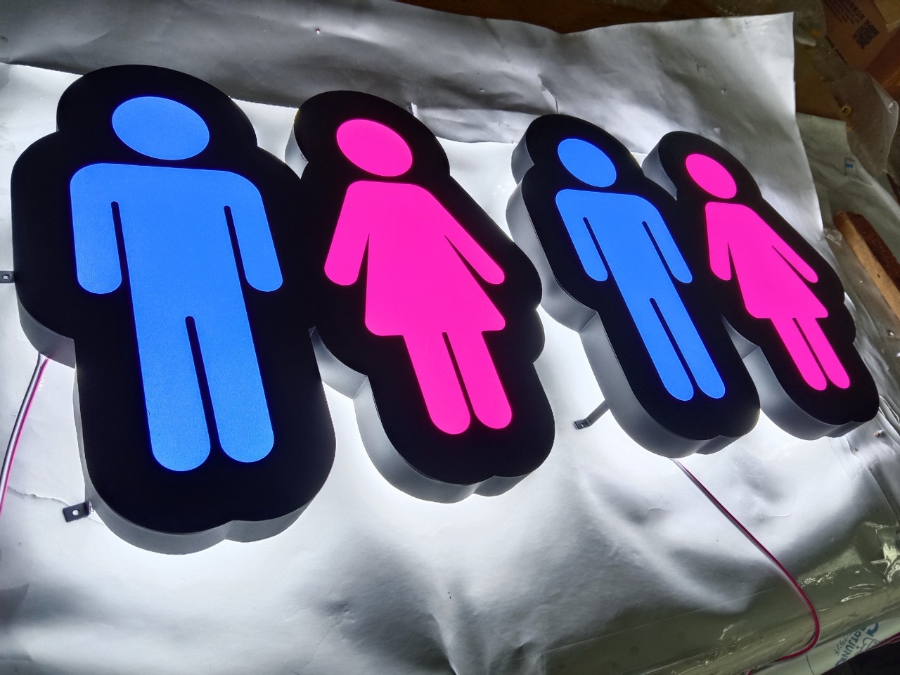 ป้ายซิงค์พ่นสี+ไฟออกหลัง '' ห้องน้ำ ''