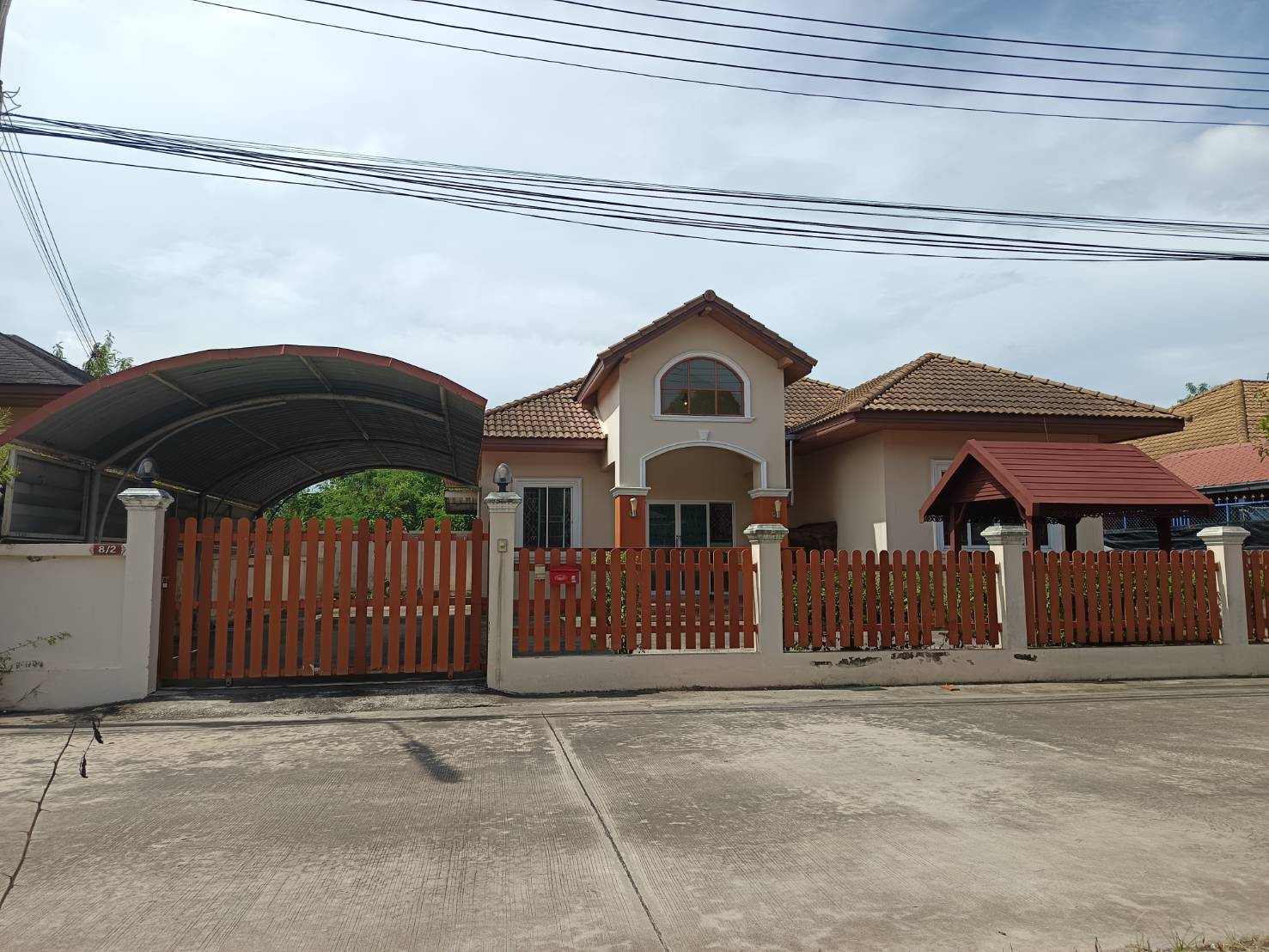 ขายบ้านเดี่ยว พฤกษาแลนด์ หนองชาก บ้านบึง ชลบุรี ราคาดีที่สุดในย่านนี้! เพียง 2.99 ล้านบาท บนพื้นที่กว้างขวางถึง 93.4 ตร.ว. ขนาด 2 ห้องนอน 2 ห้องน้ำ พร้อมห้องครัว ห้องทานข้าว และห้องรับแขก แถมเฟอร์นิเจอร์และแอร์ 2 เครื่อง จอดรถสบายๆ ได้ถึง 7 คัน! (ในบ้าน 4