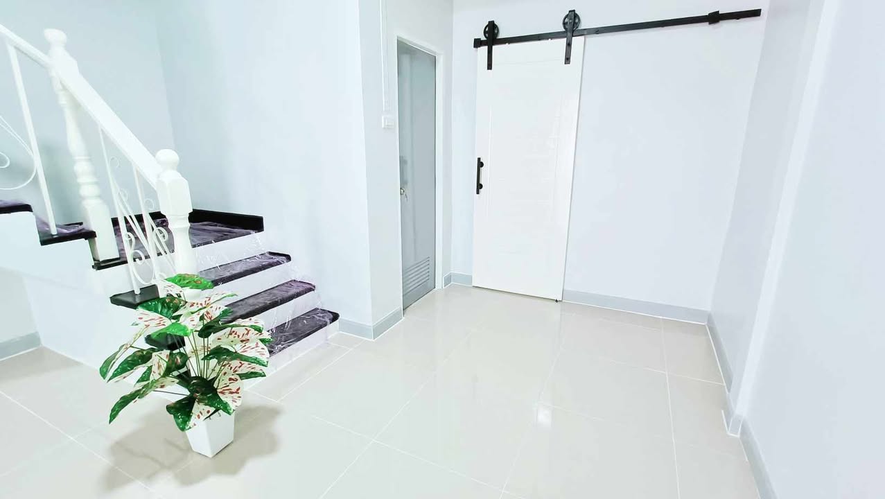 ขายทาวน์โฮม หมู่บ้าน ณัฐกานต์ พหลโยธิน 52 แขวงคลองถนน เขตสายไหม กทม. ใกล้รถไฟฟ้า BTS สะพานใหม่ ทำเลดี บ้านสวยลงตัว มินิมอลเล็กๆ