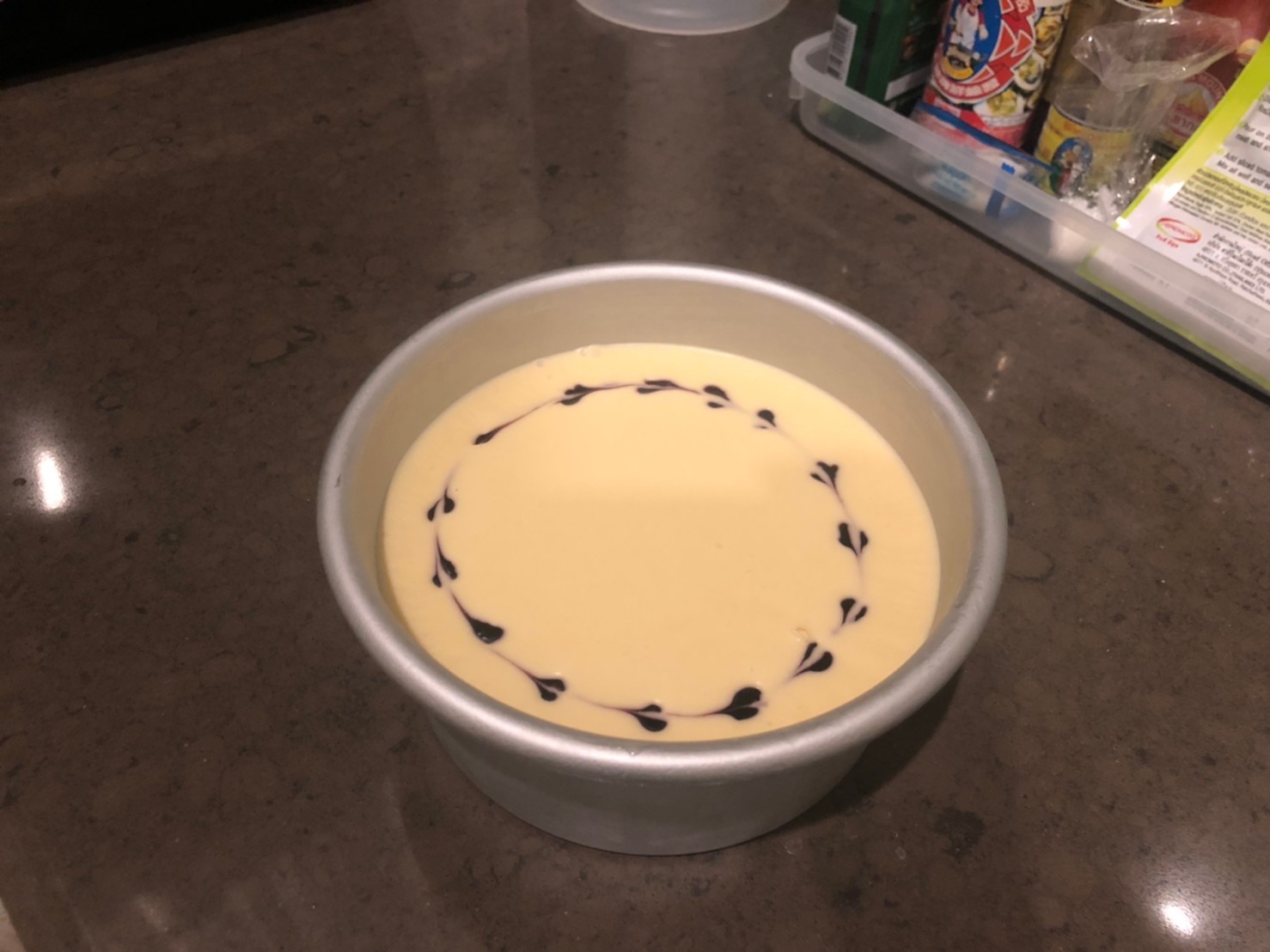 บลูเบอร์รี่ชีสเค้ก รองฐานด้วยแครกเกอร์ ด้านบนทำด้วยชีสเค้กและราดซอสบลูเบอร์รี่ อร่อยสุดๆ