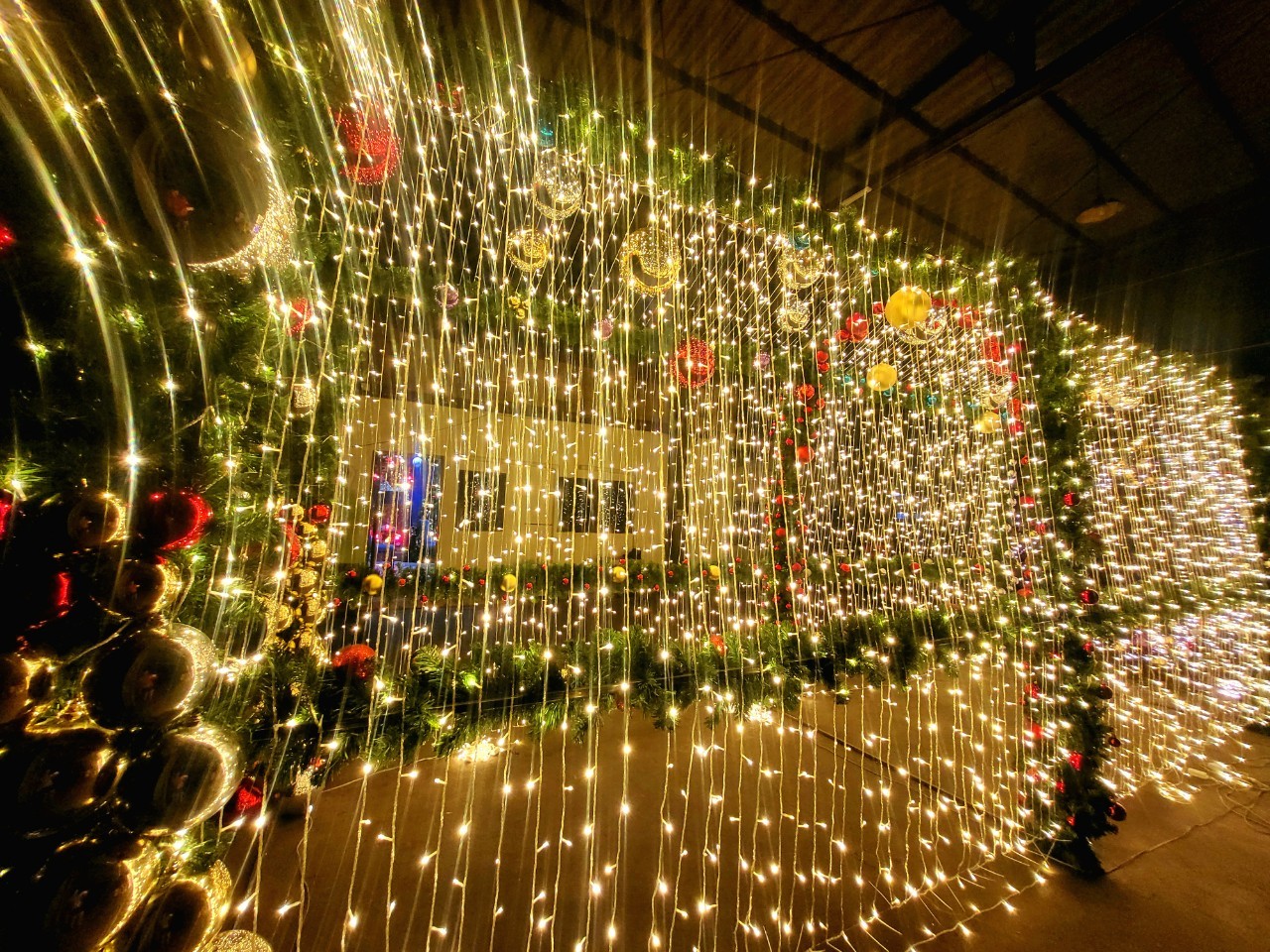 ให้เช่าซุ้มอุโมงค์ไฟประดับ "งานเลี้ยงคริสต์มาส"