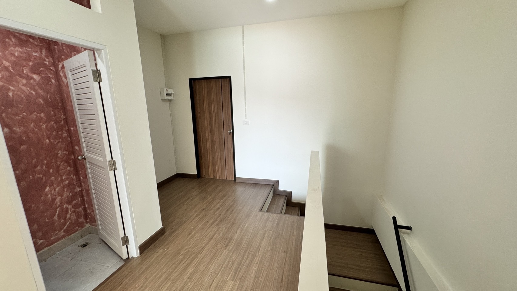 ให้เช่า/ขายอาคารพาณิชย์ตึกใหม่ (ไม่เคยอยู่) 3 ชั้น สไตล์ทาวน์โฮม ลำลูกกาคลอง 4 รังสิต ปทุมธานี ตัวอาคารเย็นสบาย - ขนาด 22.3 ตร.วา กว้าง 4 เมตร ลึก 18 เมตร - 4 ห้องนอน 3 ห้องน้ำ