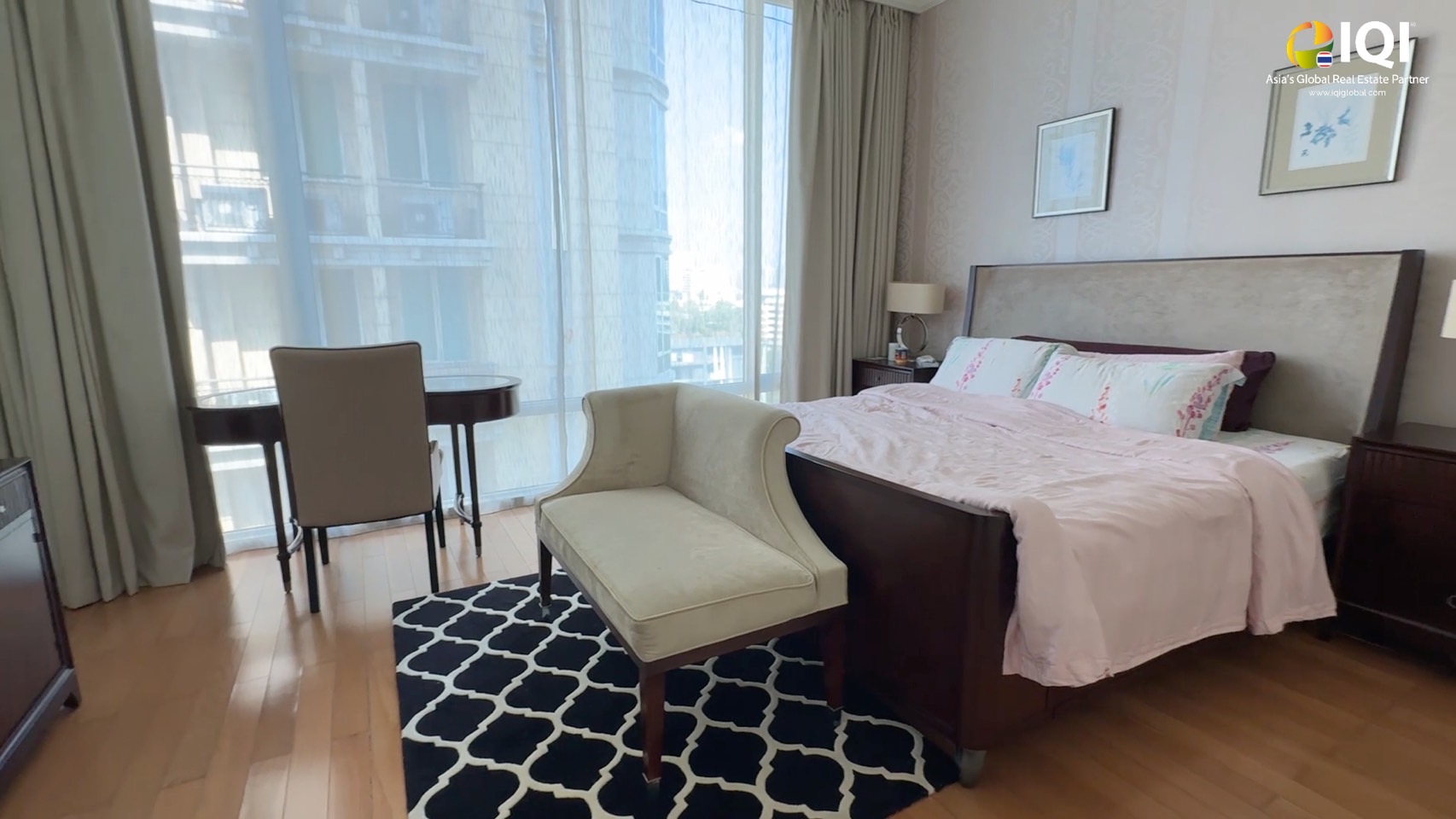 ขายด่วน! Condo Royce Private Residences คอนโดหรูใจกลางสุขุมวิท ใกล้ BTS และ MRT อโศก เพียง 950 เมตร Royce Private Residences สุขุมวิท 31 พื้นที่กว้างขวาง 176 ตร.ม. เทียบเท่าบ้านเดี่ยว บนทำเลกลาางเมือง เหมาะสำหรับครอบครัวที่ต้องการพื้นที่ใช้สอยกว้างขวาง 3