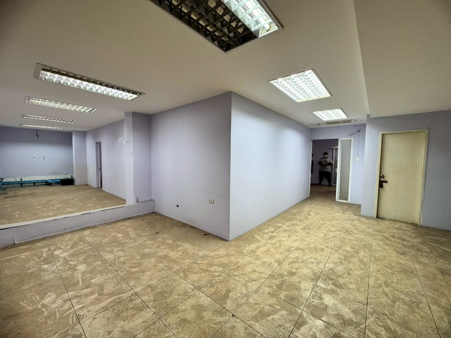 ให้เช่าพื้นที่สำนักงาน ชั้น 1 และชั้นลอย อาคารโล่งสวย ติดถนนรามคำแหง (N.1920)