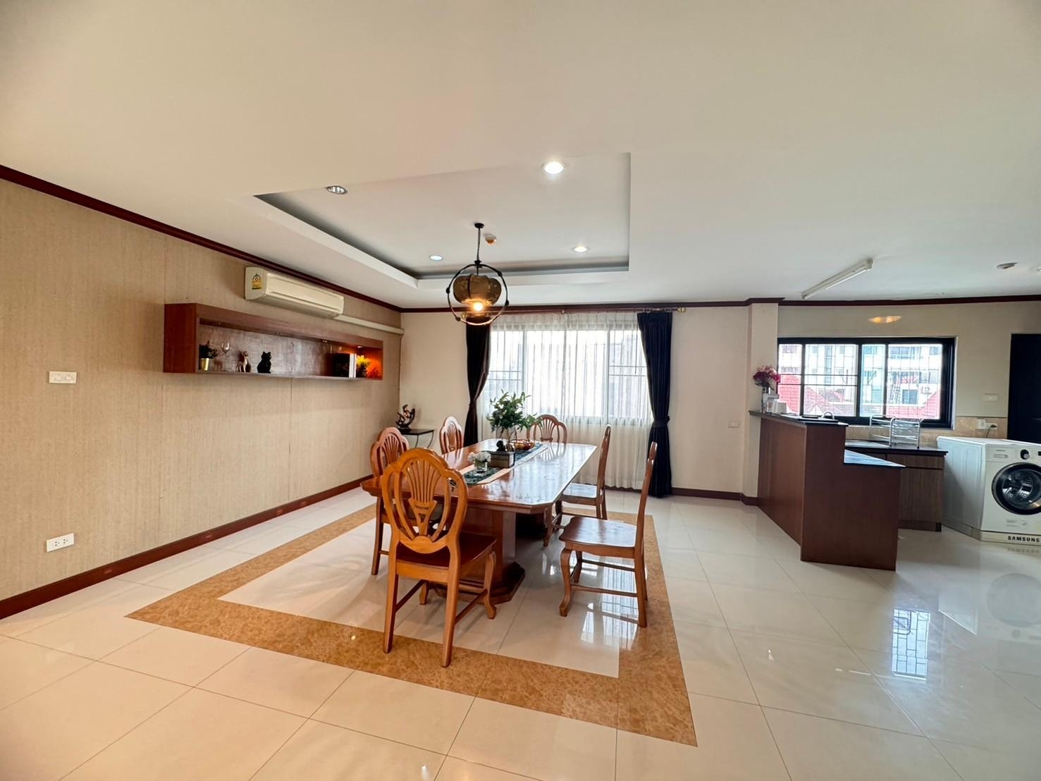 ให้เช่าอาคารพาณิชย์ 5 ชั้น ซอยเอกมัย 12 พร้อมลิฟท์ ใกล้บิ๊กซี เอกมัย (N.1396)