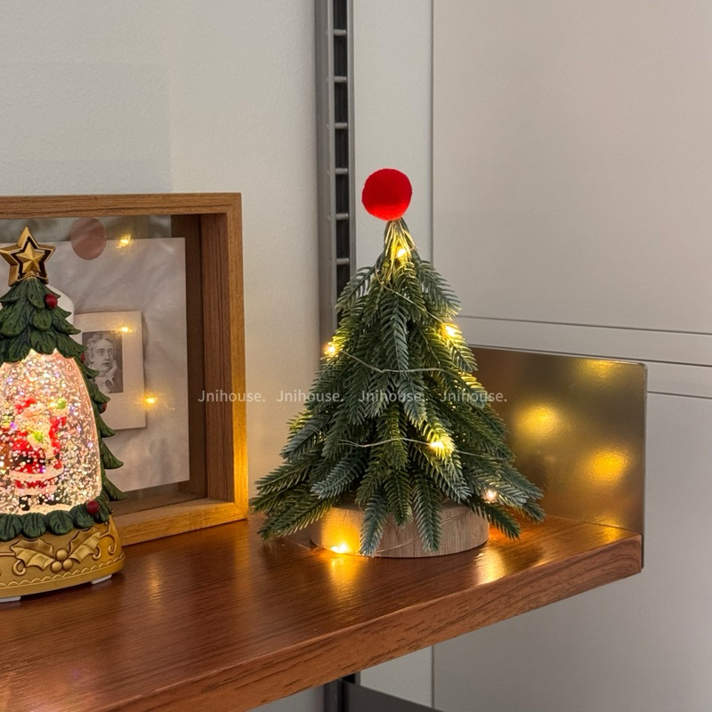 [พร้อมส่ง] Jnihouse : Little Christmas Tree (ต้นคริสต์มาสเล็ก+บอลแดง+ไฟประดับ)