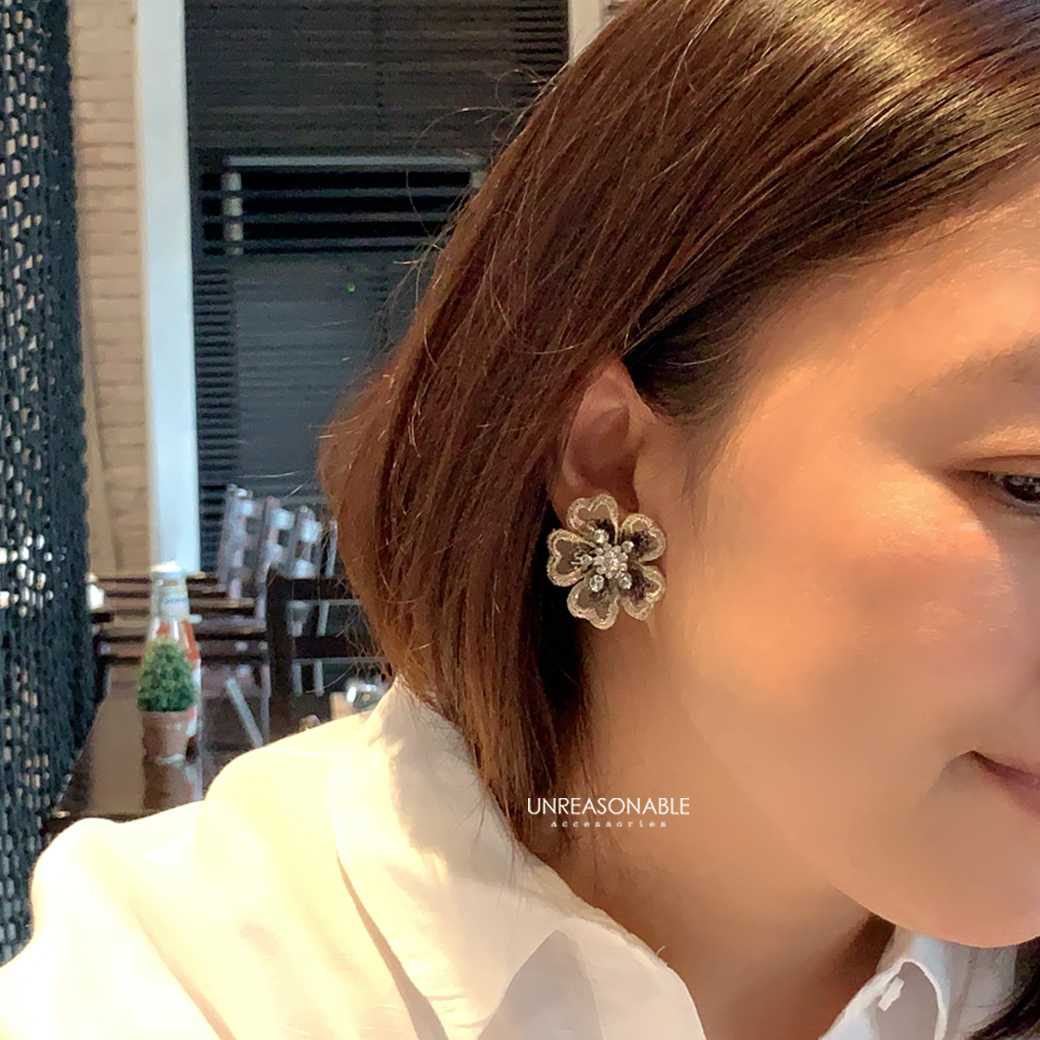ต่างหูดอกไม้ สีทอง ต่างหูคลิป ต่างหูก้านเงินแท้ น้ำหนักเบา สวยใส่สบาย UA0653-01 Unreasonable Accessories