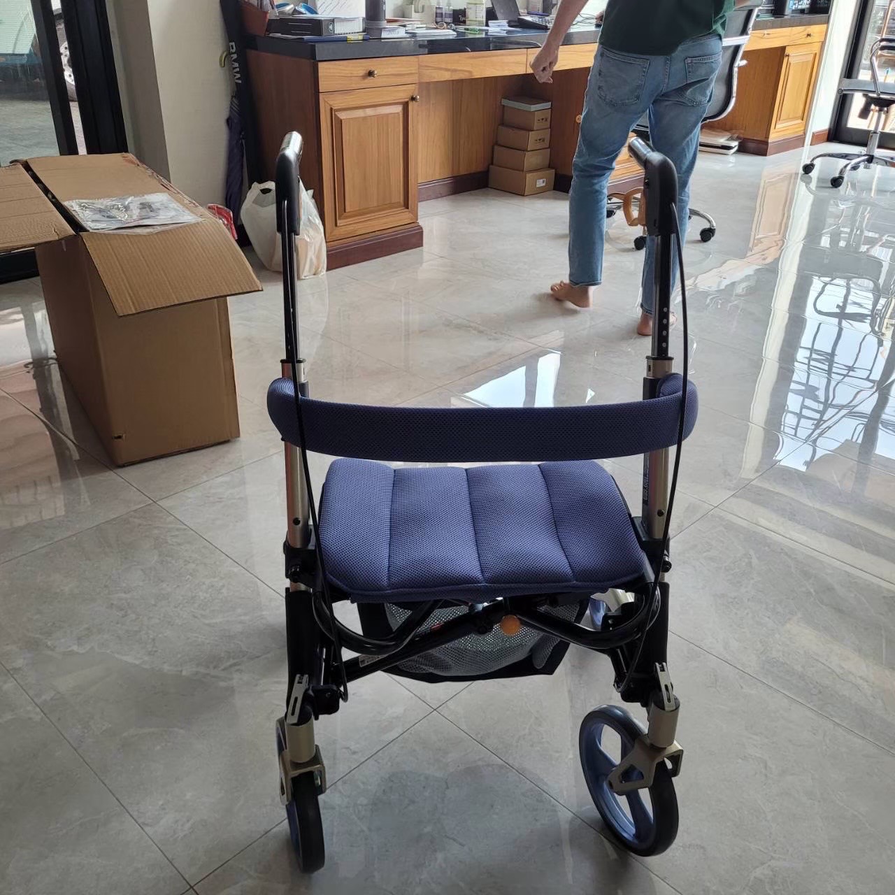 รถเข็นช่วยพยุงเดิน แบรนด์จากประเทศญี่ปุ่น Matsunaga รุ่น MV100 (歩行器 ) น้ำหนักเบา พกพาสะดวก นั่งสบาย พับเก็บได้ (Best Seller)