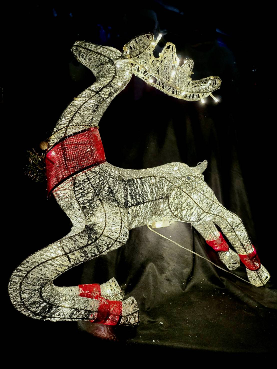 กวางเรนเดียร์คริสต์มาสไฟสีเงิน"กระโดด"