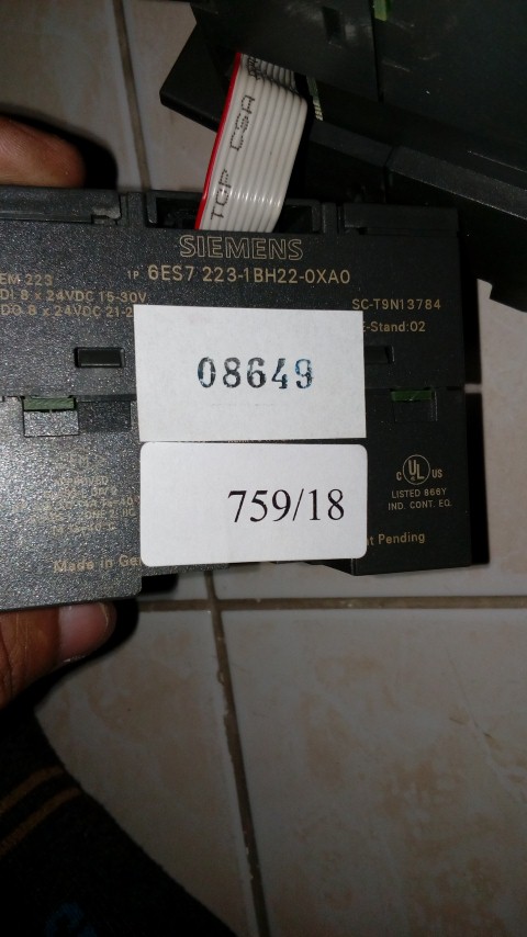 PLC " SIEMENS " MODEL : 6ES7 223-1BH22-0XA0