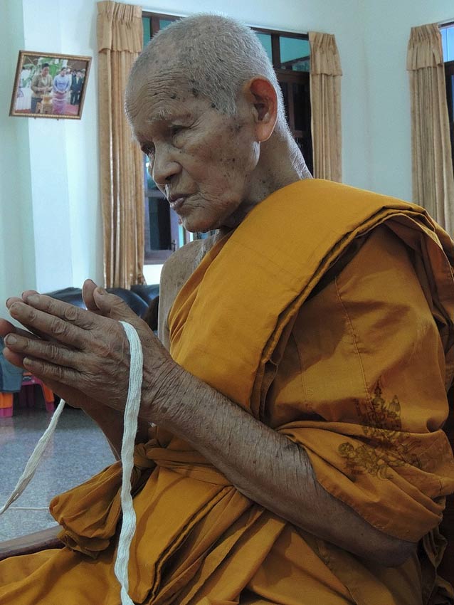 แพะมหาเสน่ห์ เนื้อนวะโลหะ รุ่นแรก หลวงปู่เจิม วัดหนองน้ำขุ่น จ.ระยอง ปี 2557 (เลี่ยมพลาสติกกันน้ำพร้อมใช้)