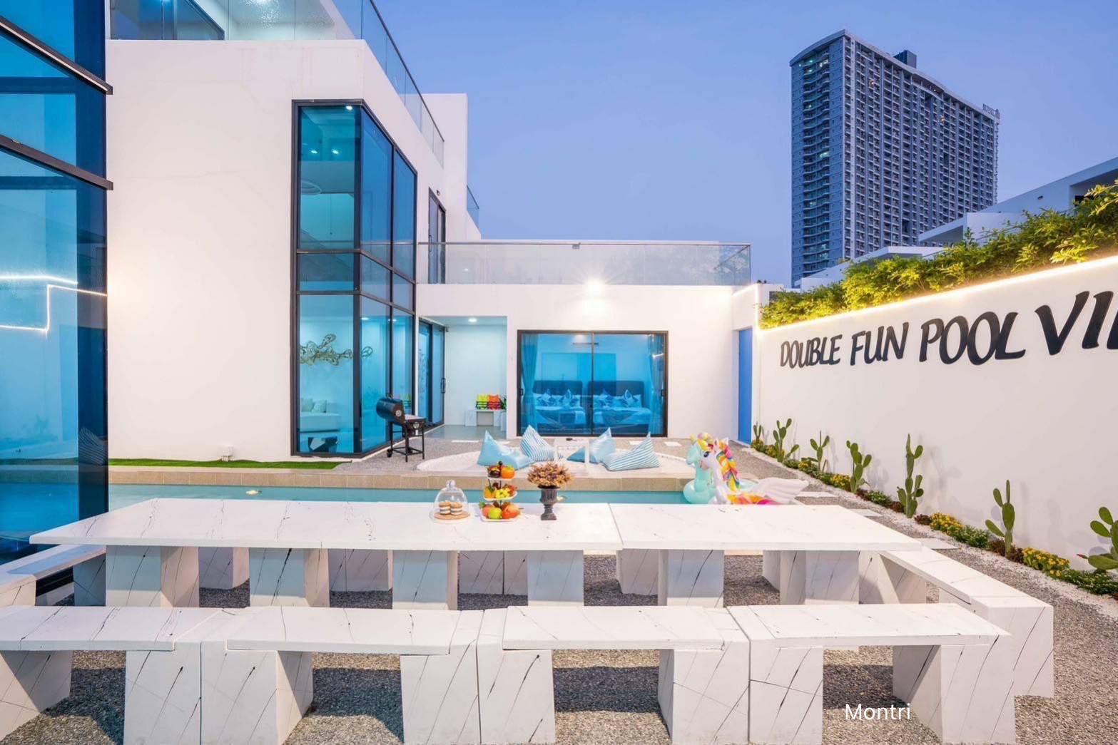 ชุดโต๊ะสนาม โต๊ะสนาม โต๊ะสนามกลางแจ้ง ชุด 20 ที่นั่ง แนว Modern Luxury ขนาดโต๊ะยาว 4.5 เมตร