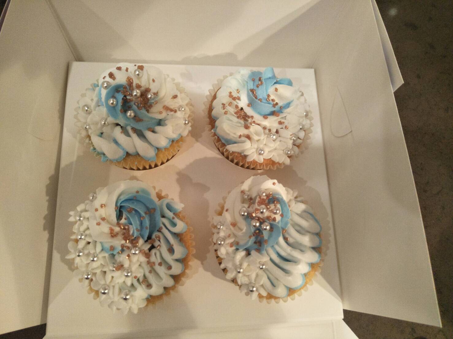 เค้กวันเกิด เซ็ทปาร์ตี้แฮปปี้เบิร์ดเดย์คัพเค้ก ตกแต่งด้วยบัตเตอร์ครีม ออกแบบตามสไตล์ที่ลูกค้าสั่ง จำนวน 4ถ้วย