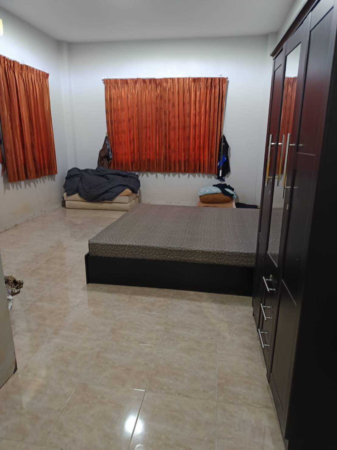 ขายบ้านเดี่ยว พฤกษาแลนด์ หนองชาก บ้านบึง ชลบุรี ราคาดีที่สุดในย่านนี้! เพียง 2.99 ล้านบาท บนพื้นที่กว้างขวางถึง 93.4 ตร.ว. ขนาด 2 ห้องนอน 2 ห้องน้ำ พร้อมห้องครัว ห้องทานข้าว และห้องรับแขก แถมเฟอร์นิเจอร์และแอร์ 2 เครื่อง จอดรถสบายๆ ได้ถึง 7 คัน! (ในบ้าน 4