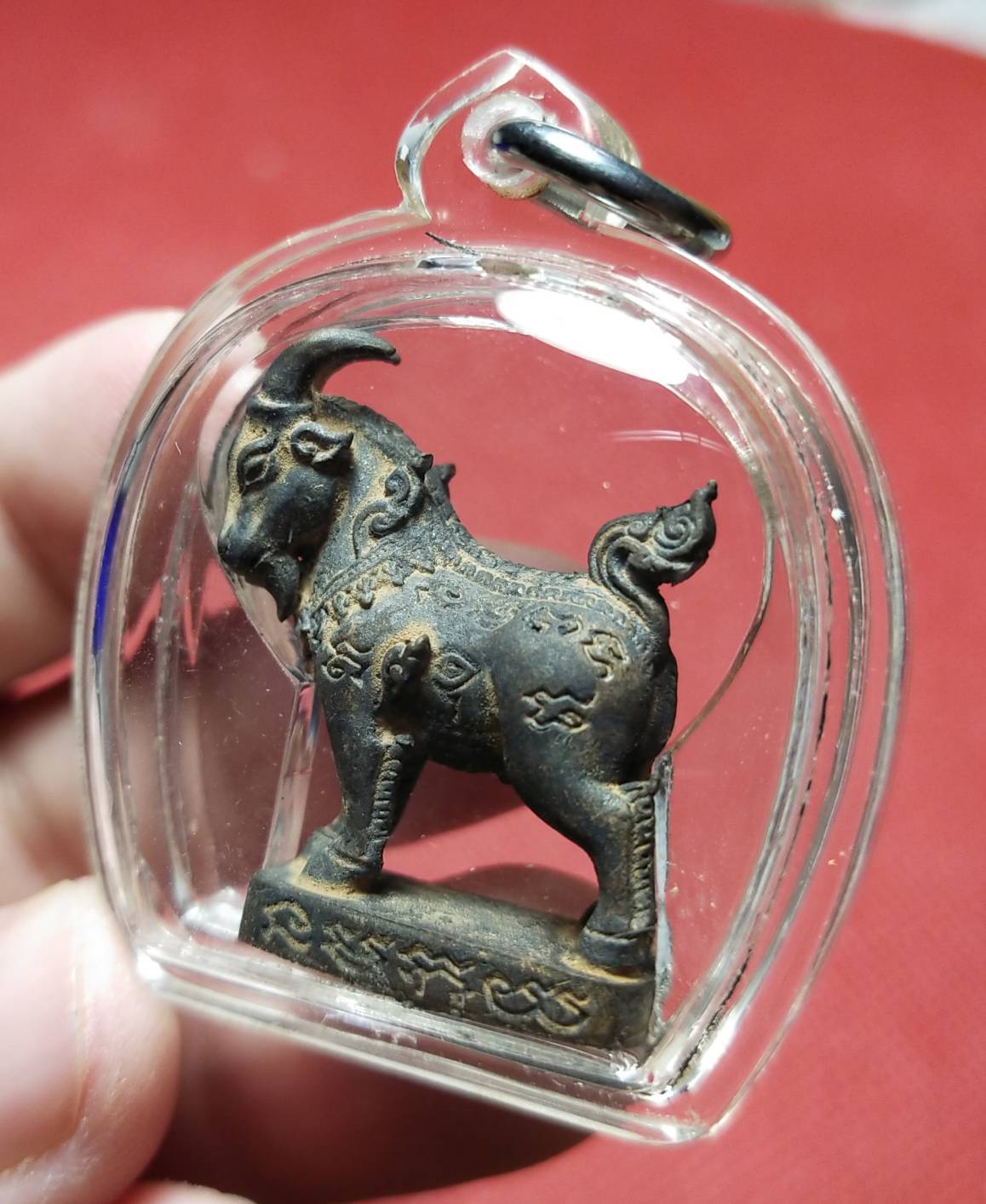 แพะมหาเสน่ห์ เนื้อนวะโลหะ รุ่นแรก หลวงปู่เจิม วัดหนองน้ำขุ่น จ.ระยอง ปี 2557 (เลี่ยมพลาสติกกันน้ำพร้อมใช้)