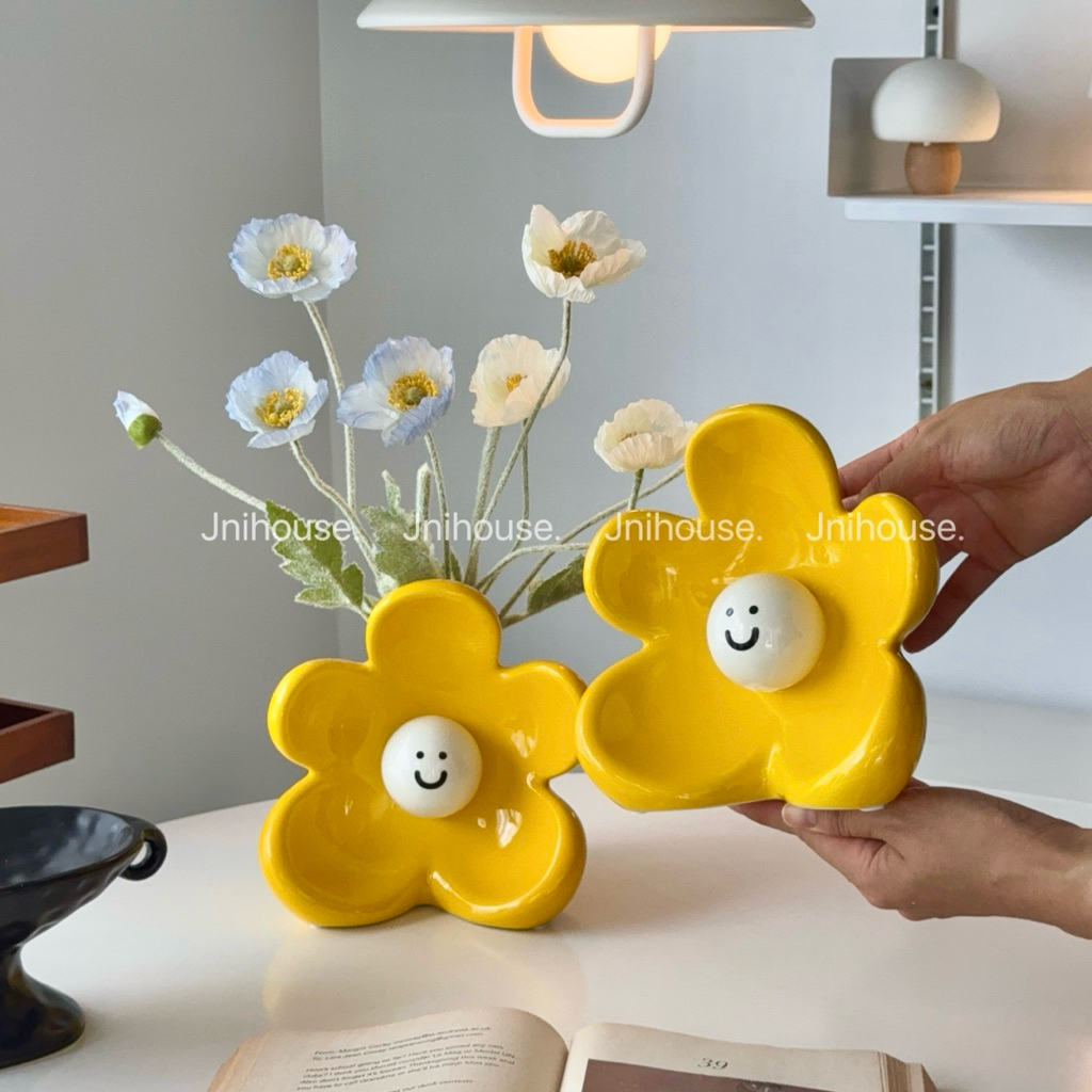 [พร้อมส่ง] Jnihouse : แจกันเซรามิกดอกไม้เหลือง (Smiley Blossom Vase) ไม่รวมดอกไม้