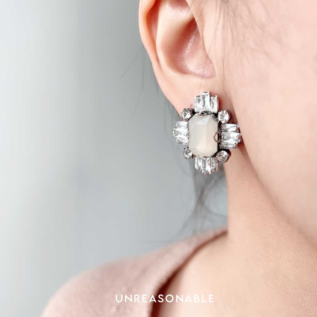 ต่างหู พลอย สีขาว Milky Glass Off-White Stud Crystal earrings UA0907-02 Unreasonable Accessories