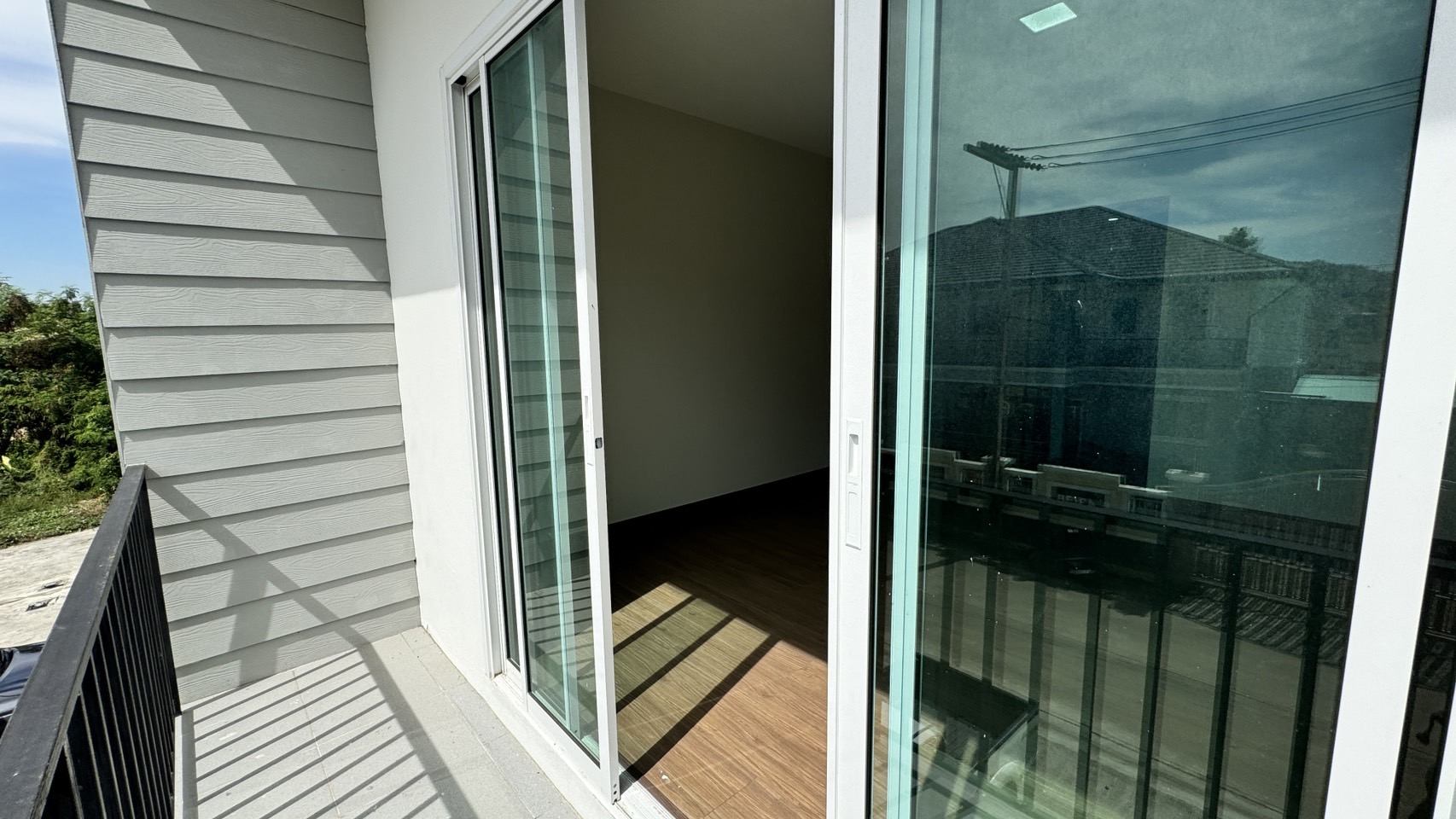 ให้เช่า/ขายอาคารพาณิชย์ตึกใหม่ (ไม่เคยอยู่) 3 ชั้น สไตล์ทาวน์โฮม ลำลูกกาคลอง 4 รังสิต ปทุมธานี ตัวอาคารเย็นสบาย - ขนาด 22.3 ตร.วา กว้าง 4 เมตร ลึก 18 เมตร - 4 ห้องนอน 3 ห้องน้ำ