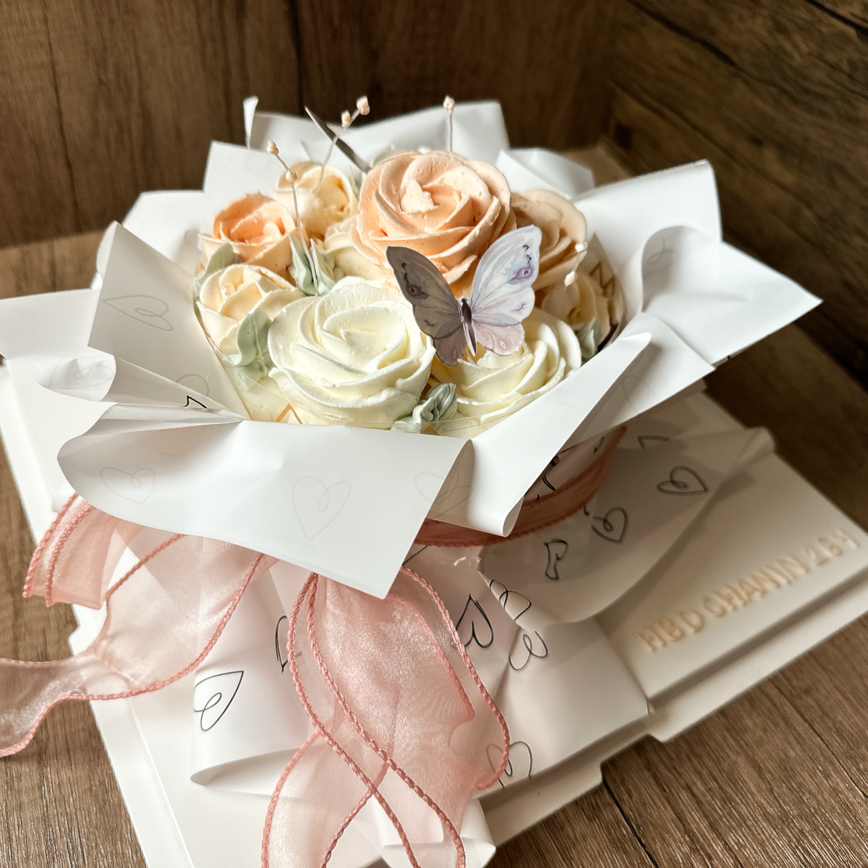 เค้กวันเกิด เค้กช่อดอกไม้ โทนสีชมพู/ม่วงพาสเทล เหมาะแก่การให้เป็นของขวัญในโอกาสพิเศษ ขนาด1.5ปอนด์