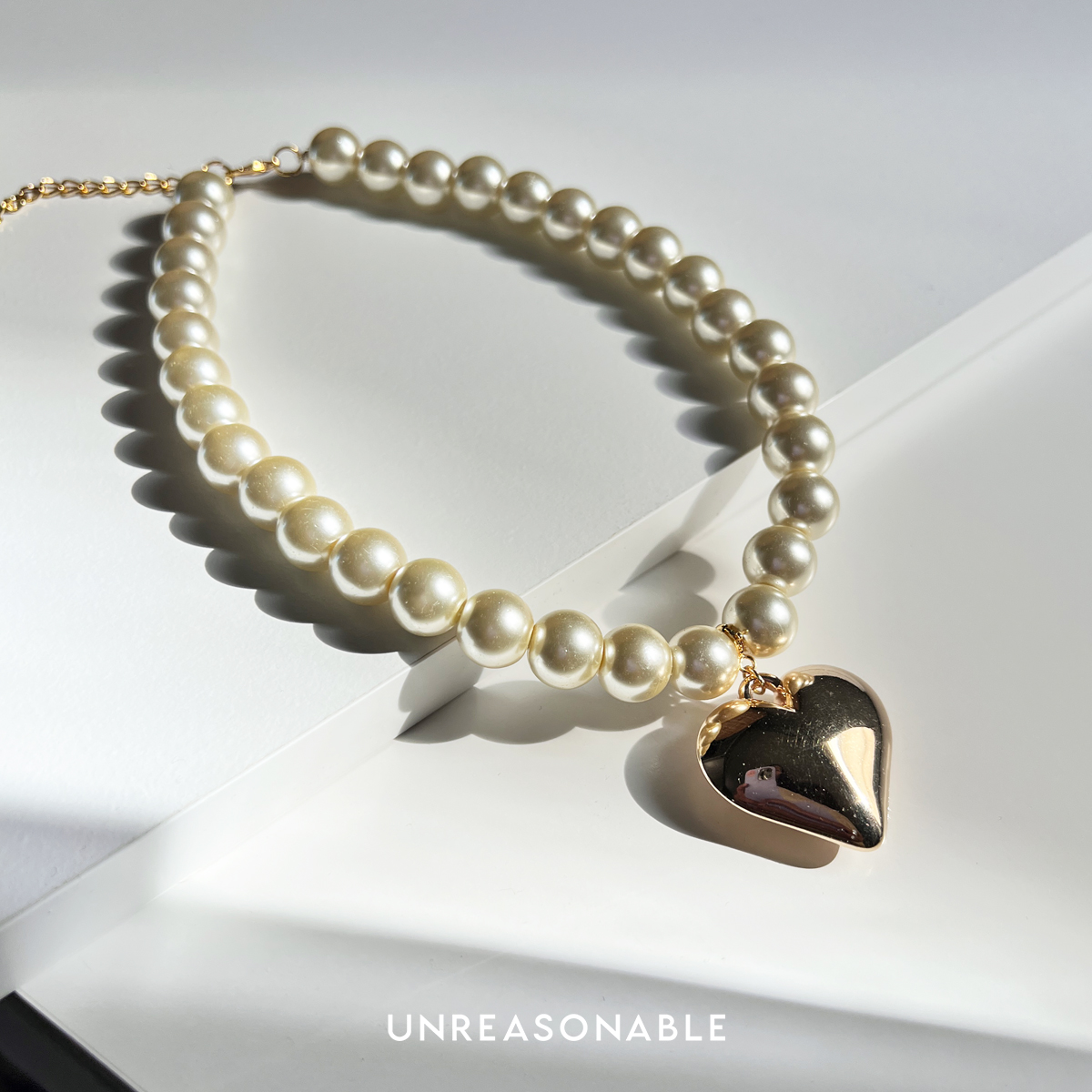 สร้อยคอมุกแก้ว สีเหลืองทอง ขนาด 12 mm. จี้หัวใจสีทอง ถอดได้ UA0957-01 Unreasonable Accessories