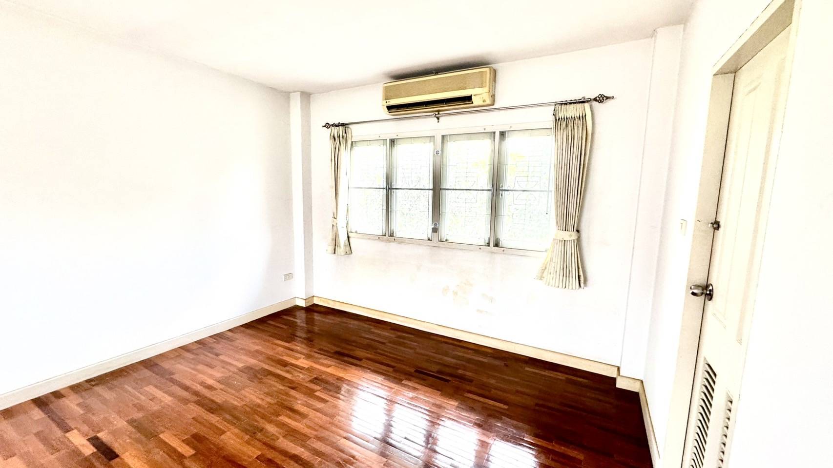 ขายบ้านเดี่ยว โรยัล ปาร์ค วิลล์ สุวินทวงศ์ (Royal Park Ville Suwinthawong) บ้านเดี่ยว 2 ชั้น 2 หลังติด 6 ห้องนอน 4 ห้องน้ำ 3 ที่จอดรถ