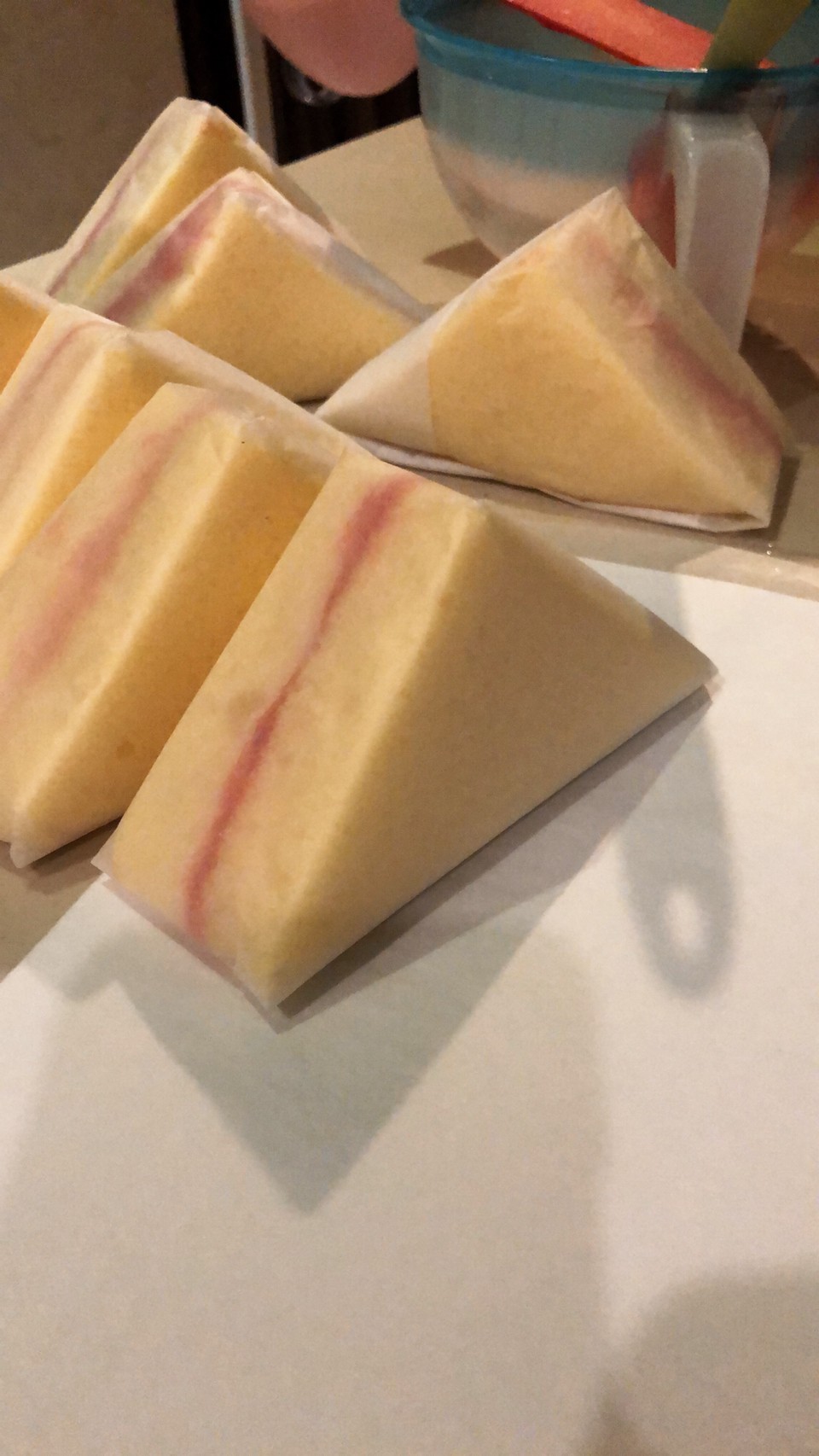 ชิฟฟ่อนสามเหลี่ยม ชิฟฟ่อนรสวนิลา สอดไส้ด้วยฟิลลิ่งสตอเบอร์รี่ หอมอร่อย (มีรสส้ม บลูเบอร์รี่ สตอเบอร์รี่ เลือกได้ค่ะ)