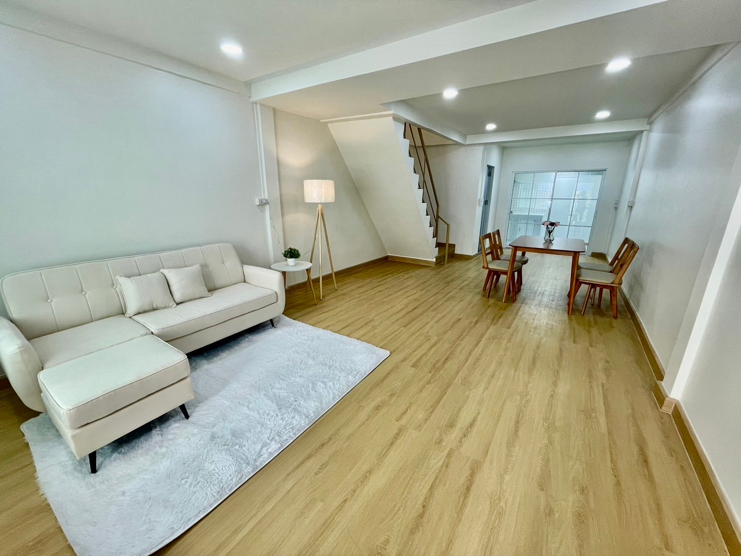 ขายด่วนทาวน์เฮ้าส์ หมู่บ้านเคซี ซ.รามคำแหง 142 พร้อมผู้เช่า (N.1240)