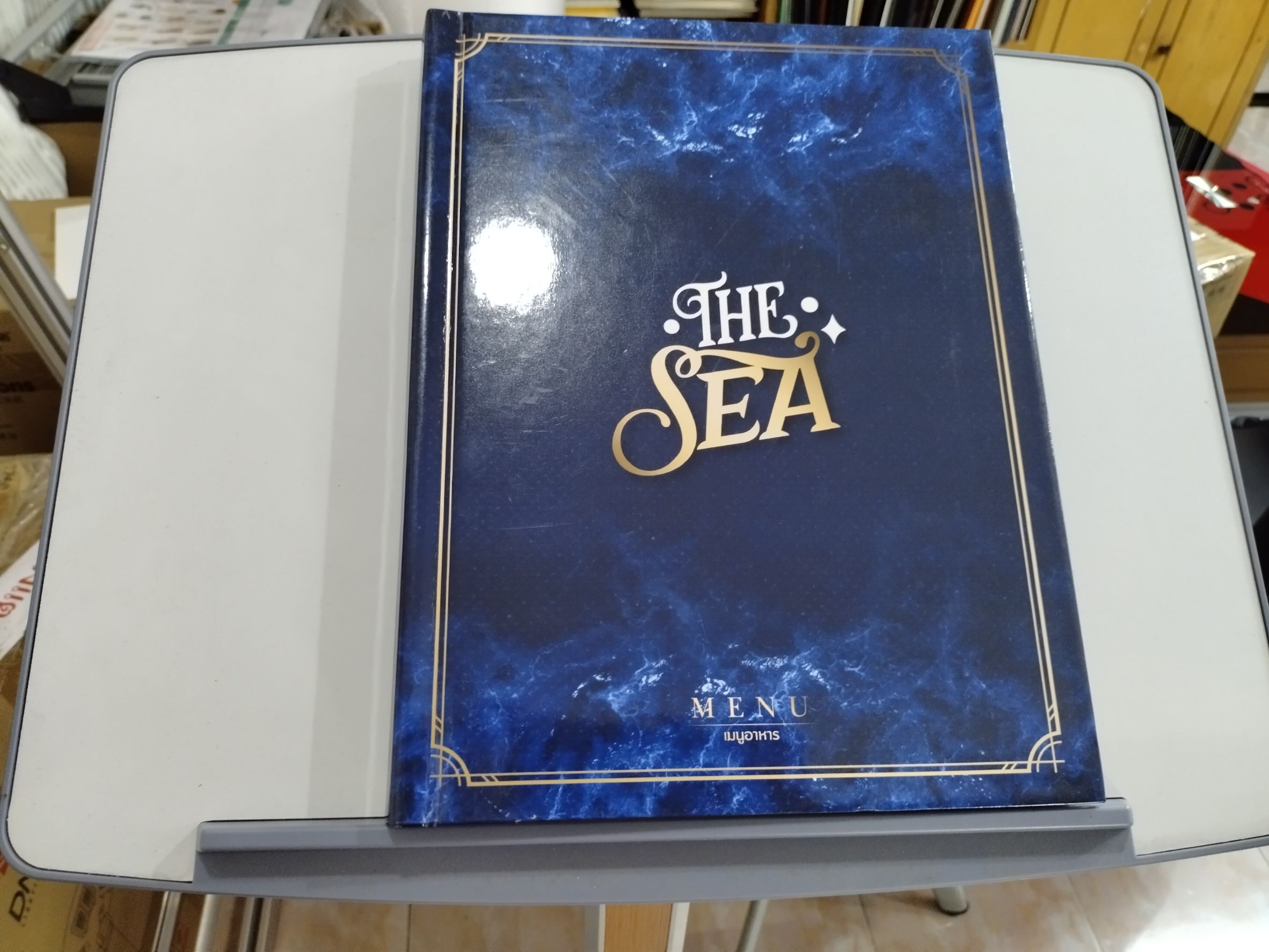 Menu Stand (เมนูสแตน) ป้ายเมนู ป้ายตั้งพื้น ขาตั้งเมนู สำหรับวางเมนู รายการสินค้าหรือบริการต่างๆ หน้าร้านอาหาร ภัตราคาร สปา