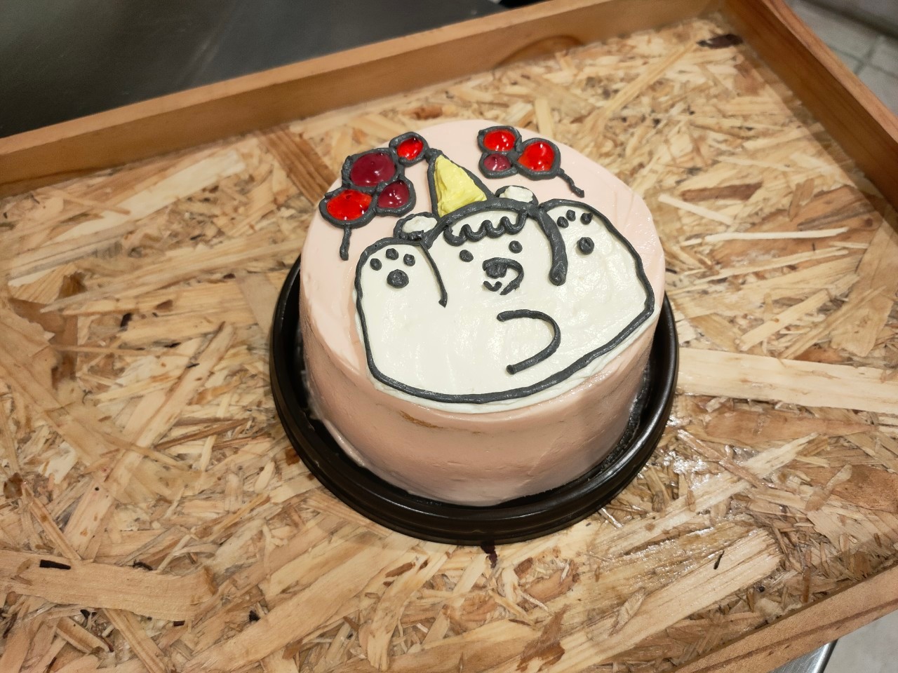 เค้กมินิมอลรสวนิลา ตกแต่งด้วยบัตเตอร์ครีม วาดลวดลายสไตล์มินิมอล ขนาดครึ่งปอนด์