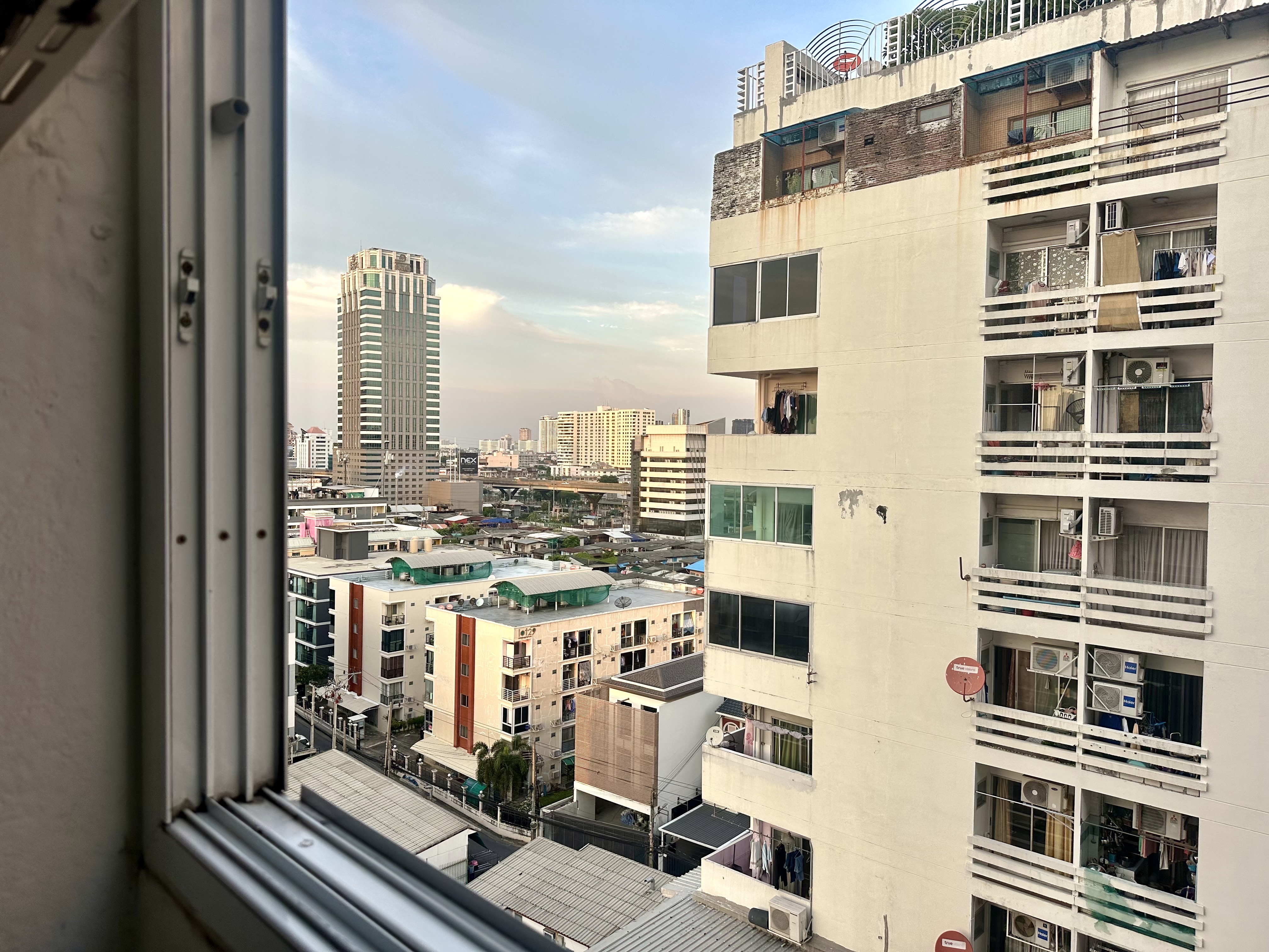 ขายคอนโด Royal Tower 3 (รอแยล ทาวเวอร์ 3) ซอย อินทามระ 25 ห้อง Studio ขนาด 30.88 ตร.ม. ชั้น 11 ระเบียงหัน ฝั่งตะวันออก วิว ถนนวิภาวดีรังสิต