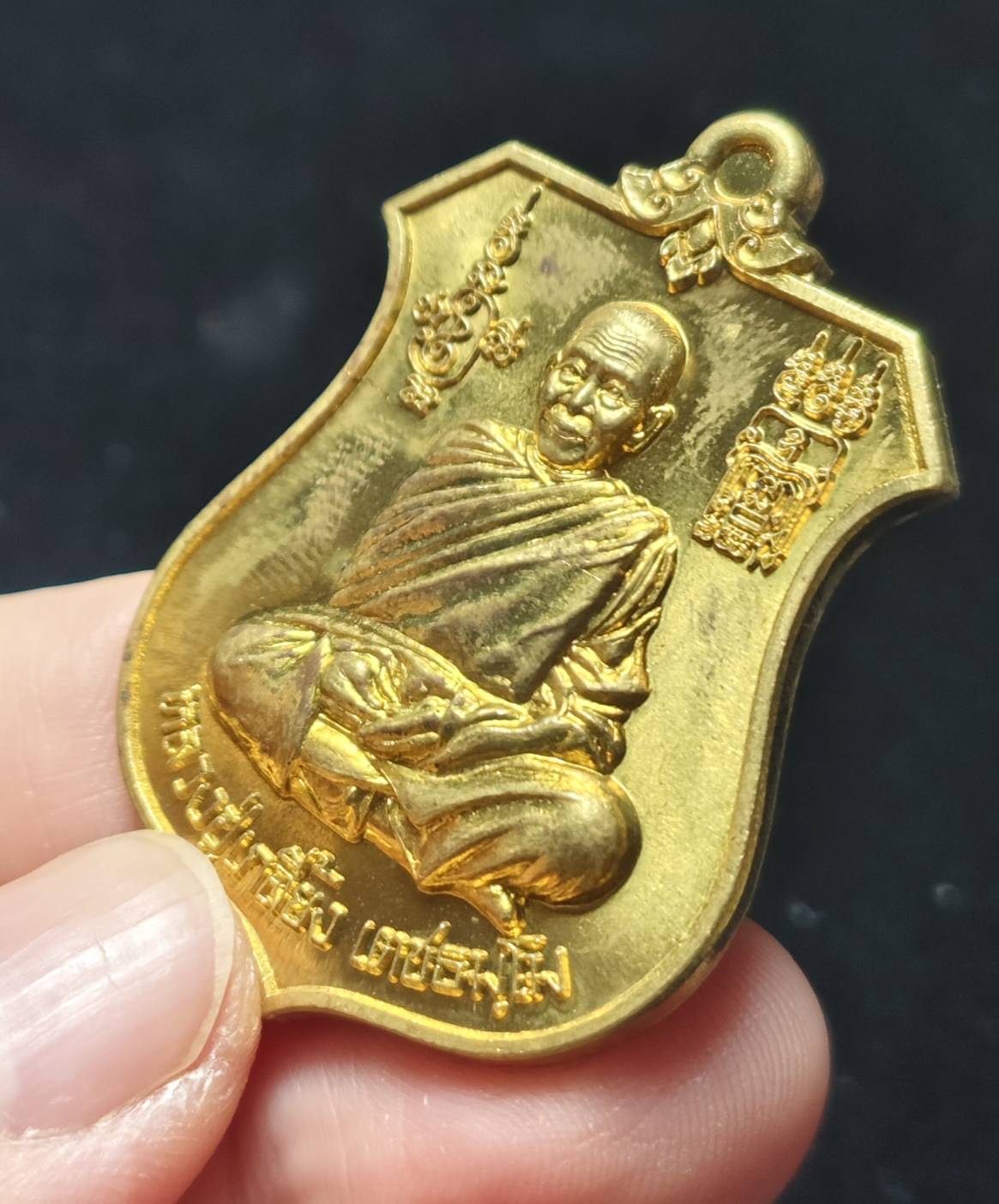 เหรียญโล่ห์กันภัย หลังพระนารายณ์ทรงครุฑ รุ่นเศรษฐีศรีสะเกษ หลวงปู่เกลี้ยง วัดโนนแกด ปี 2557 ( เลข 3424)