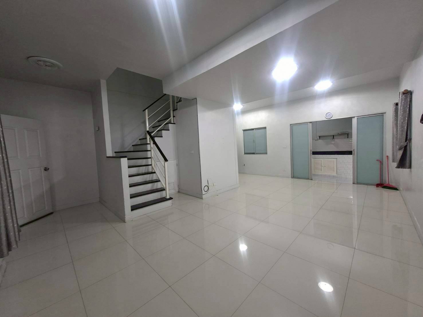 ให้เช่าทาวน์เฮ้าส์ 2 ชั้น The connect 12a กิ่งแก้ว 37 พร้อมอยู่ (N.1916)