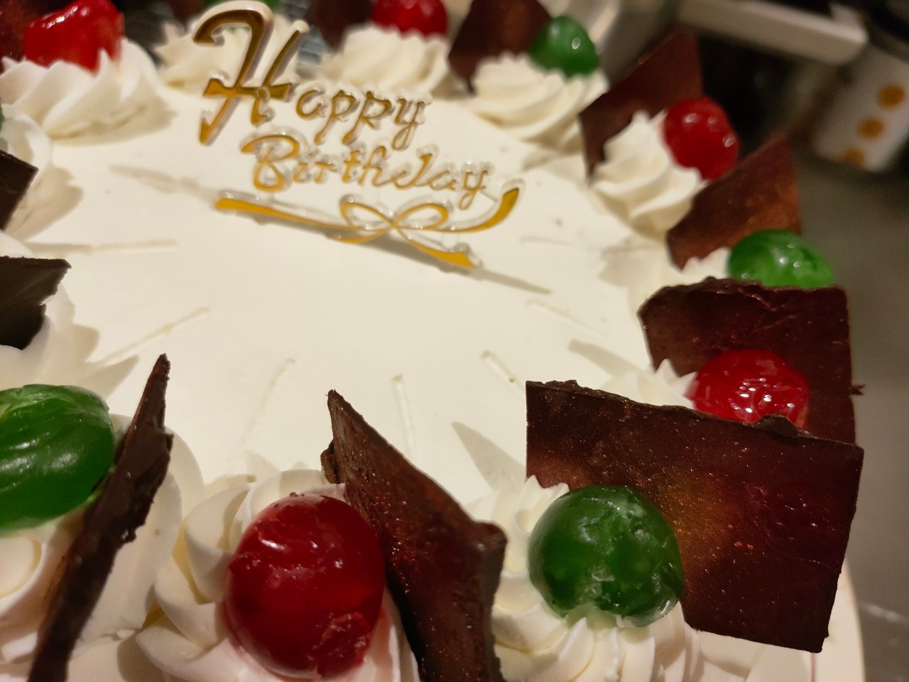 เค้กวันเกิด เค้กแบลคฟอเรสสอดไส้ฟิลลิ่งเชอร์รี่ดำ แต่งด้วยครีมสด แต่งด้วยเชอร์รี่และชอคโกแลต สวยงาม ขนาด3ปอนด์