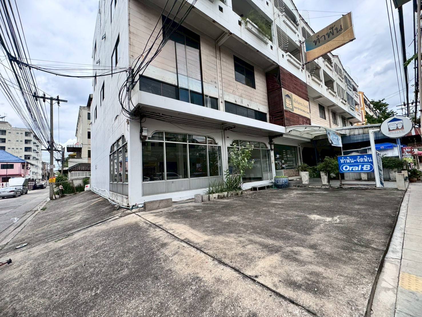 ให้เช่าอาคารพาณิชย์หลังมุม 2 คูหา 4 ชั้น ถนนอุดมสุข ทำเลดี (N.1865)