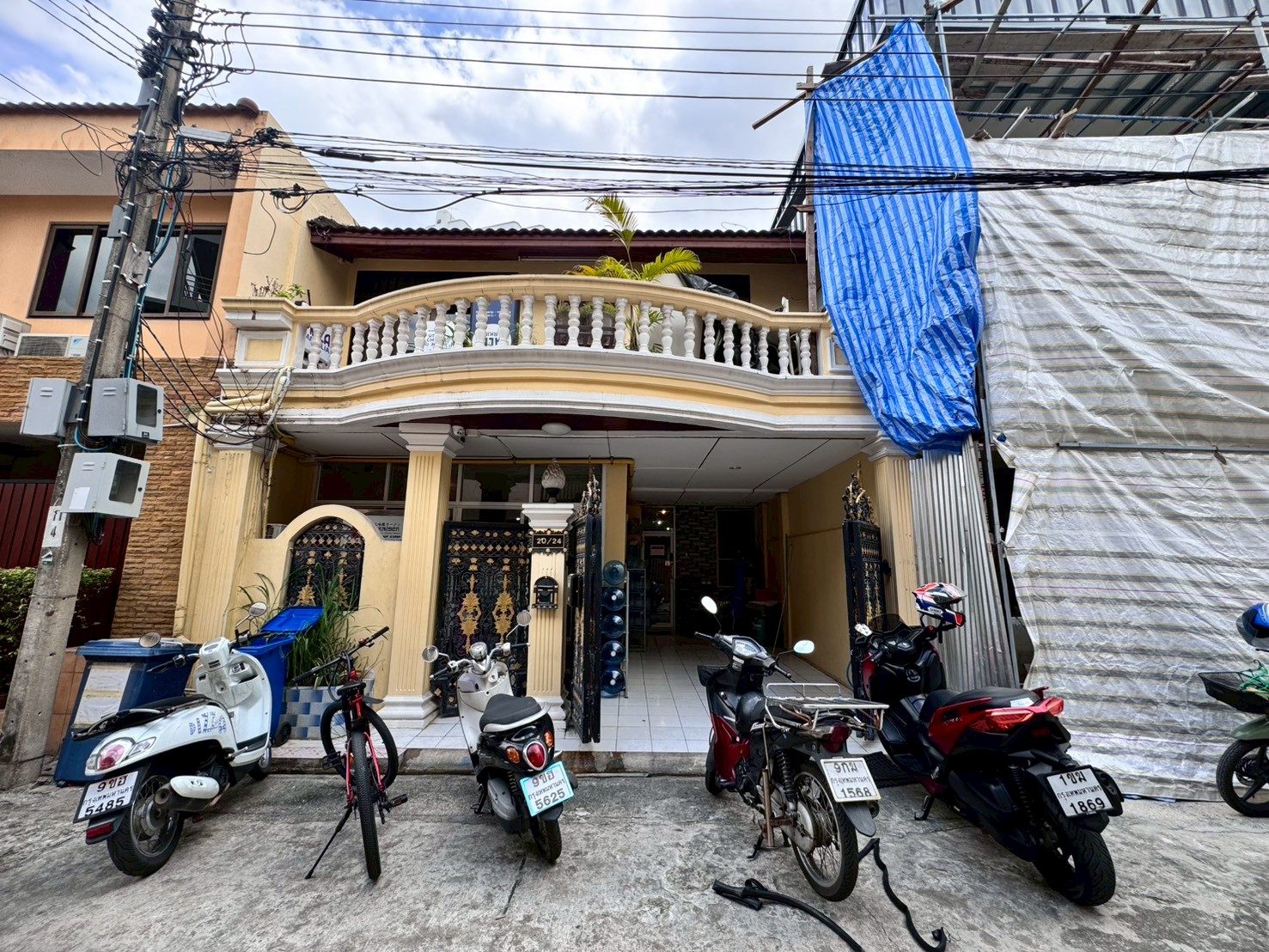 ขายทาวน์เฮ้าส์ 2 ชั้น ใกล้สมิติเวช ซอยสุขุมวิท 49/1 ทำเลดีเดินทางสะดวก (N.1872)