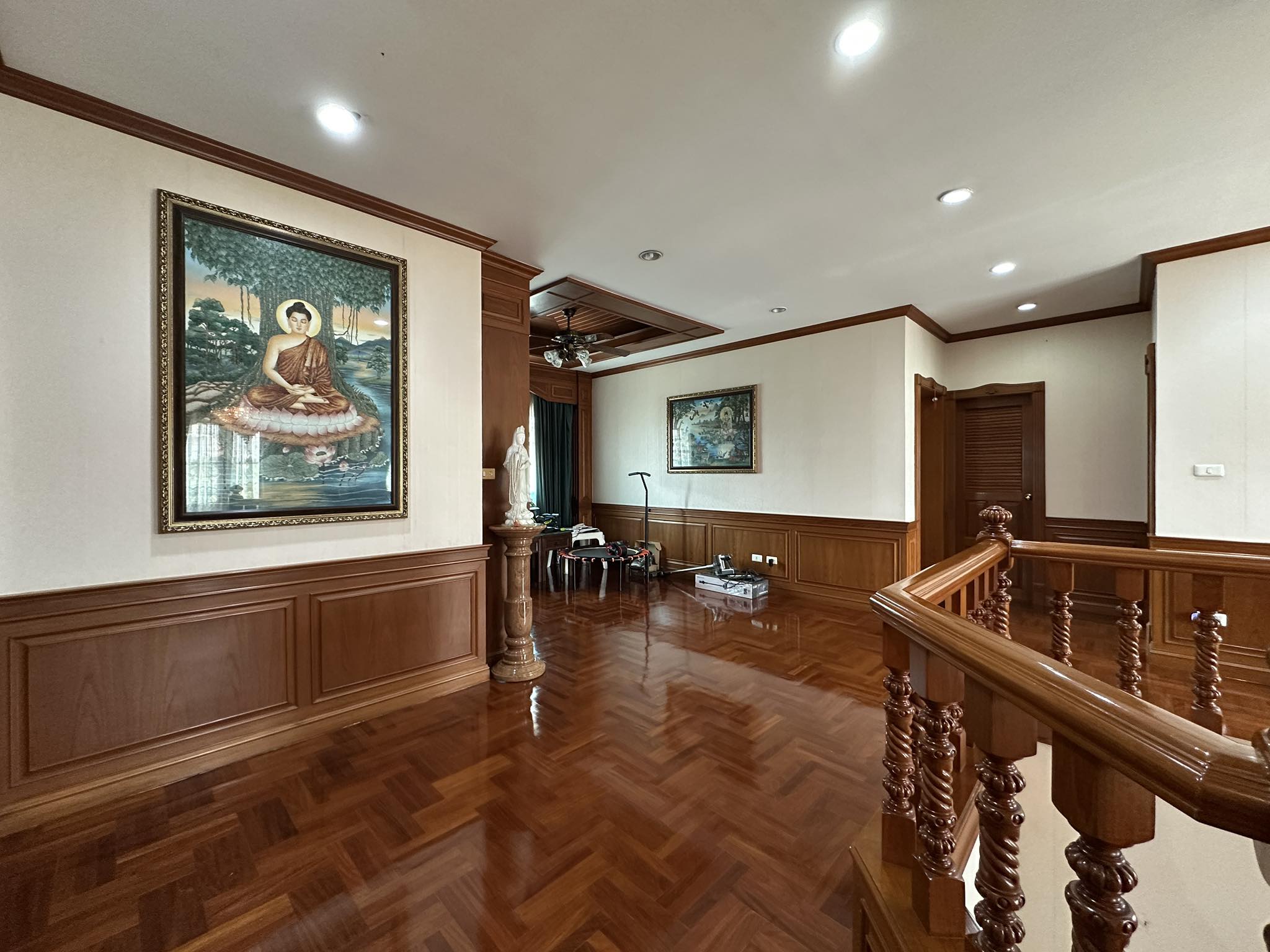 บ้านเดี่ยว ลดาวัลย์ ลากูน รังสิต ปทุมธาณี : Baan Ladawan Lakoon Rangsit คฤหาสน์เศรษฐี รอบล้อมด้วยเลคลากูน บ้านสวยพร้อมอยู่ บิวอินด้วยงานไม้สักทั้งหลัง พื้นที่ใช้สอยกว้างขวาง ตัวบ้านหันหน้าไปทางทิศใต้ ถนนกว้าง หลังบ้านวิวธรรมชาติร่มรื่นเงียบสงบ มีความเป็นส