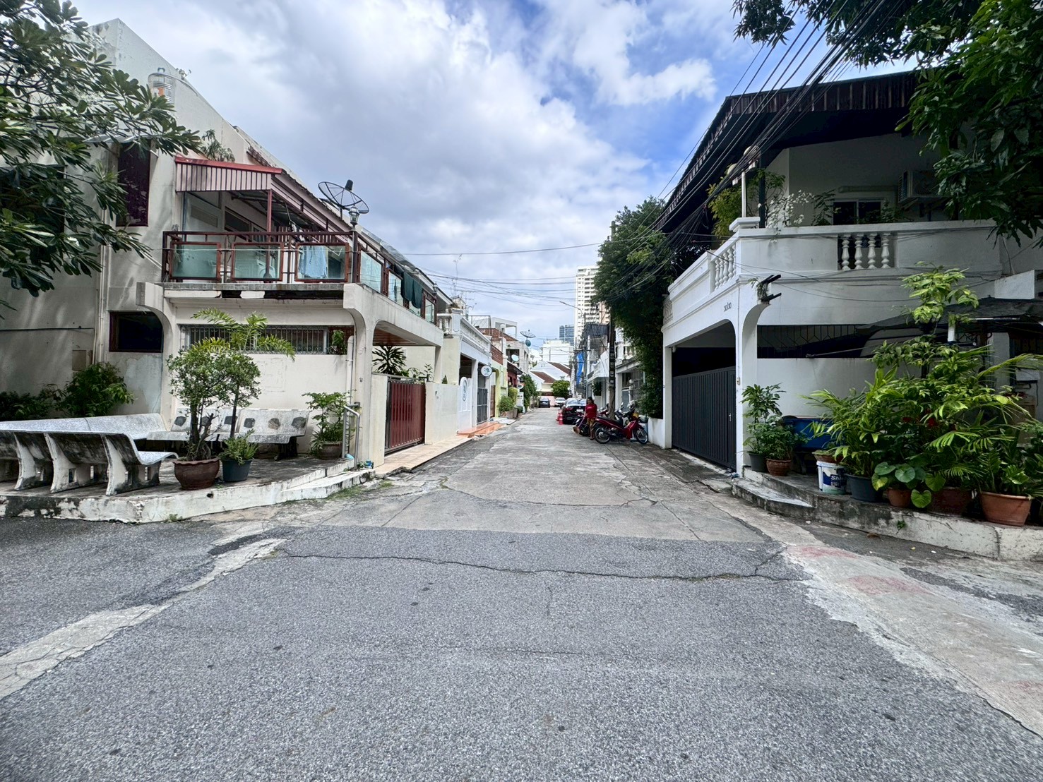 ขายทาวน์เฮ้าส์ 2 ชั้น ใกล้สมิติเวช ซอยสุขุมวิท 49/1 ทำเลดีเดินทางสะดวก (N.1872)