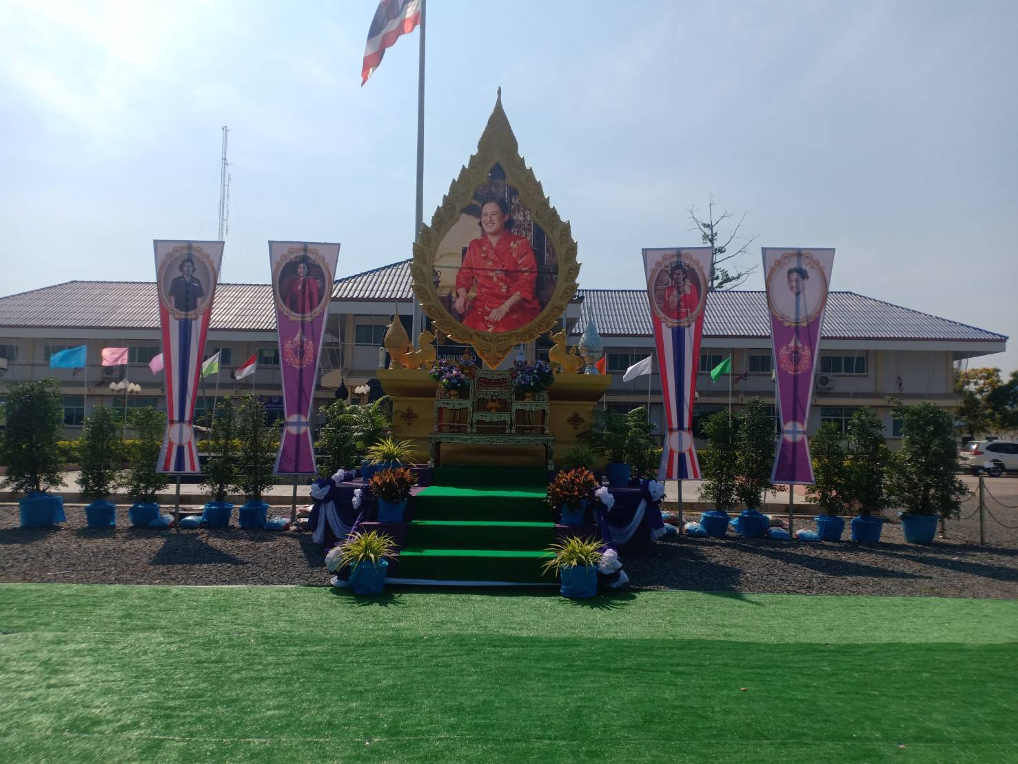 ซุ้มเฉลิมพระเกียรติ ฯ พระบรมฉายาลักษณ์ กลมสมเด็จพระเทพรัตนราชสุดา