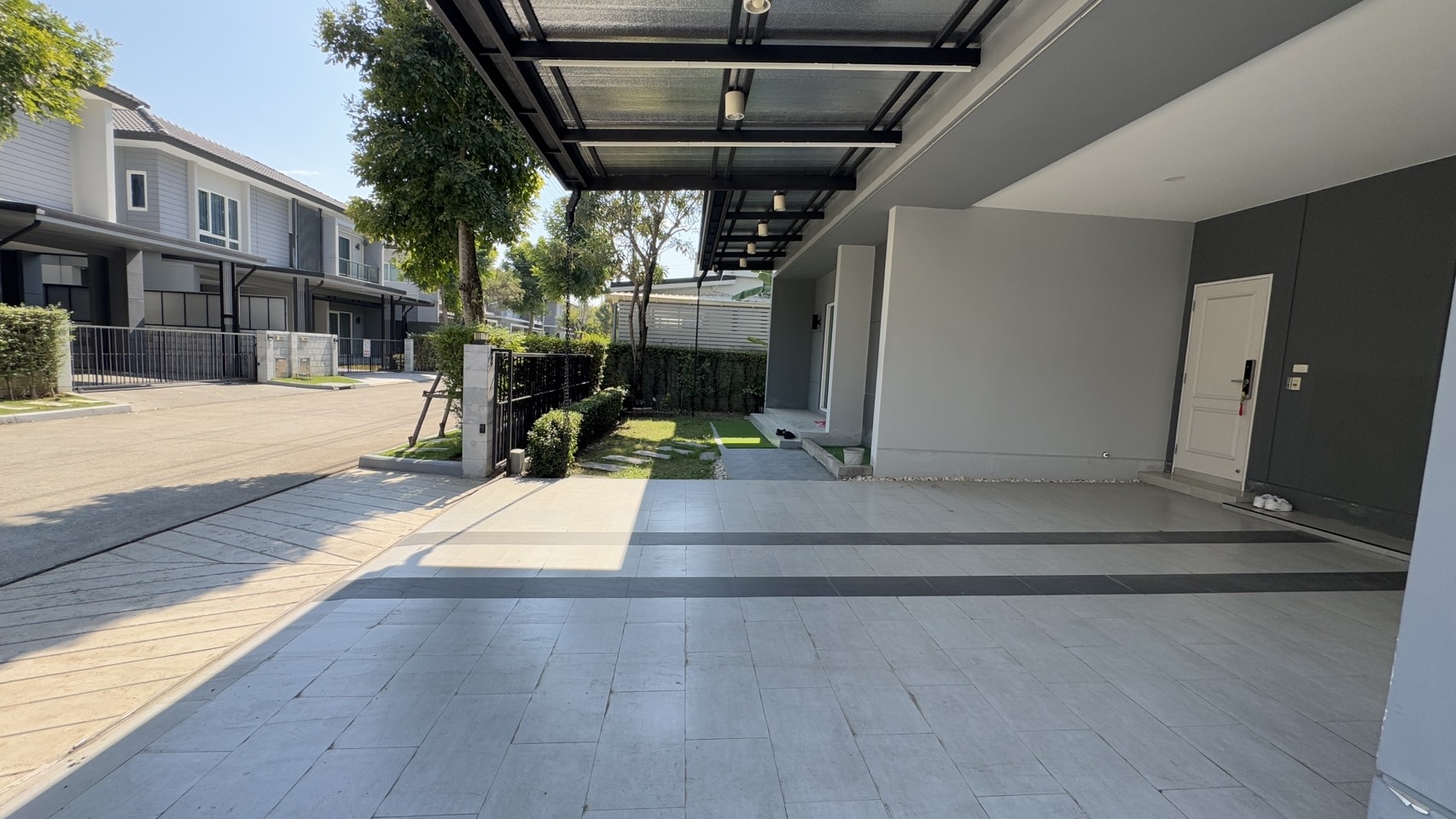 ขาย บ้านเดี่ยว 2 ชั้น พื้นที่ 55.8 ตร.ว. Centro bangna Wongwaen (หมู่บ้านเซนโทร บางนา-วงแหวน) ทำเลศักยภาพ: ตั้งอยู่ในซอยเฉลิมพระเกียรติ 30 เชื่อมต่อถนนศรีนครินทร์ บางนา และวงแหวนกาญจนาฯ ใกล้ทางด่วนบูรพาวิถี สะดวกในการเดินทางทั้งเข้าเมืองและออกนอกเมือง