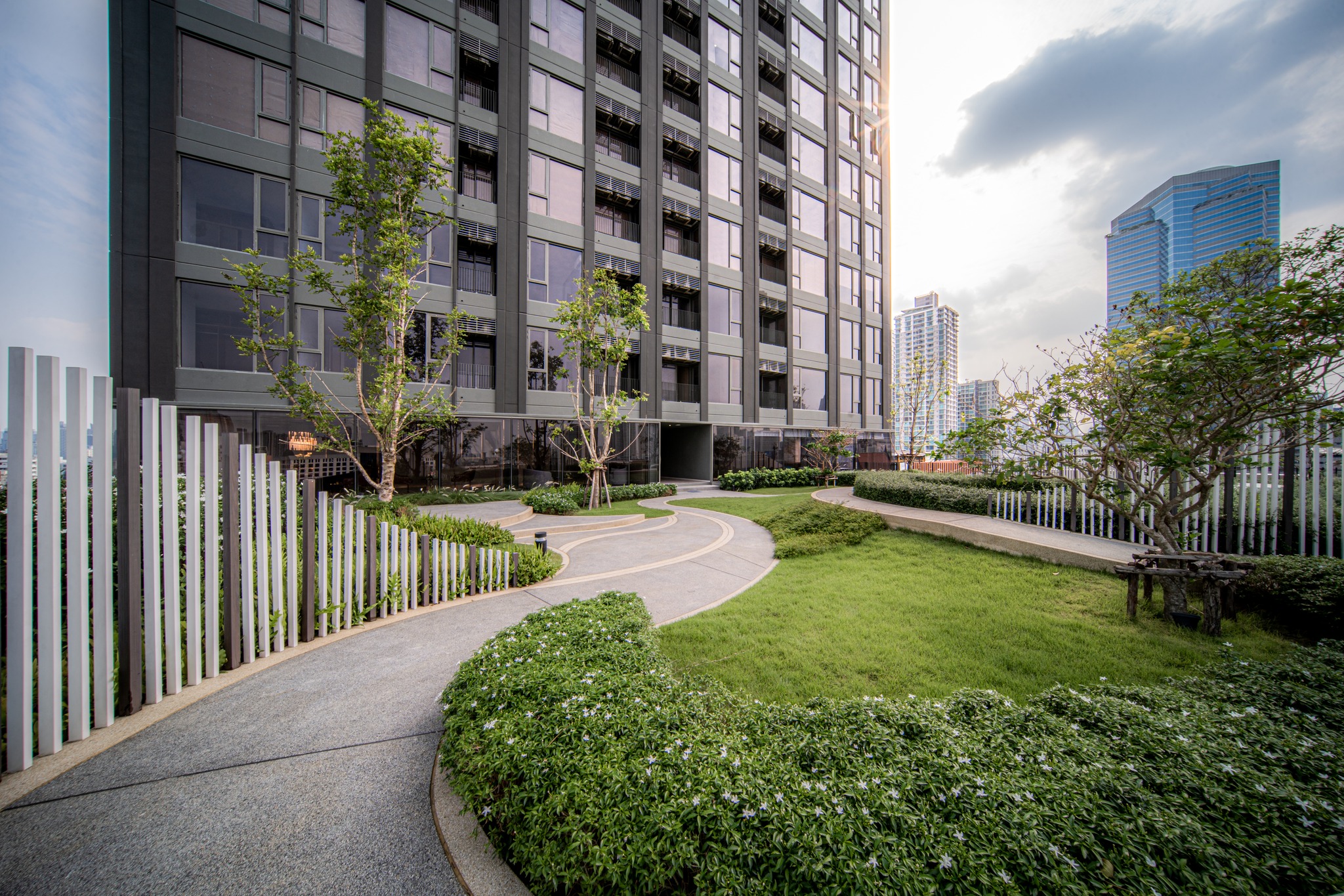 Cloud Thonglor–Phetchaburi Condominium Experience and prove for yourself the true value of location, luxury, and lifestyle — a high-end condominium offering over 4,000 sq.m. of full-facility common areas, the most comprehensive in this district.