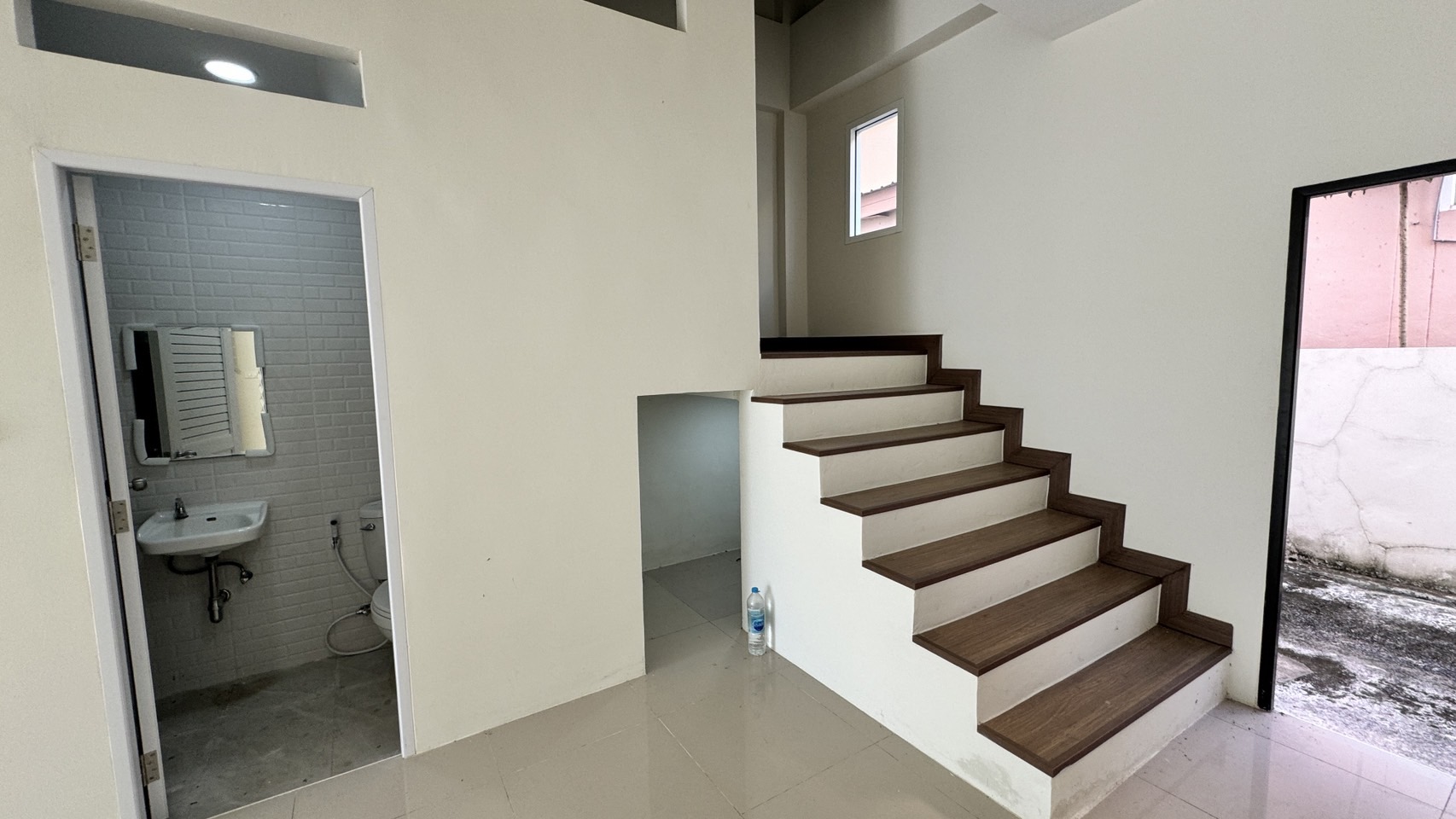 ให้เช่า/ขายอาคารพาณิชย์ตึกใหม่ (ไม่เคยอยู่) 3 ชั้น สไตล์ทาวน์โฮม ลำลูกกาคลอง 4 รังสิต ปทุมธานี ตัวอาคารเย็นสบาย - ขนาด 22.3 ตร.วา กว้าง 4 เมตร ลึก 18 เมตร - 4 ห้องนอน 3 ห้องน้ำ