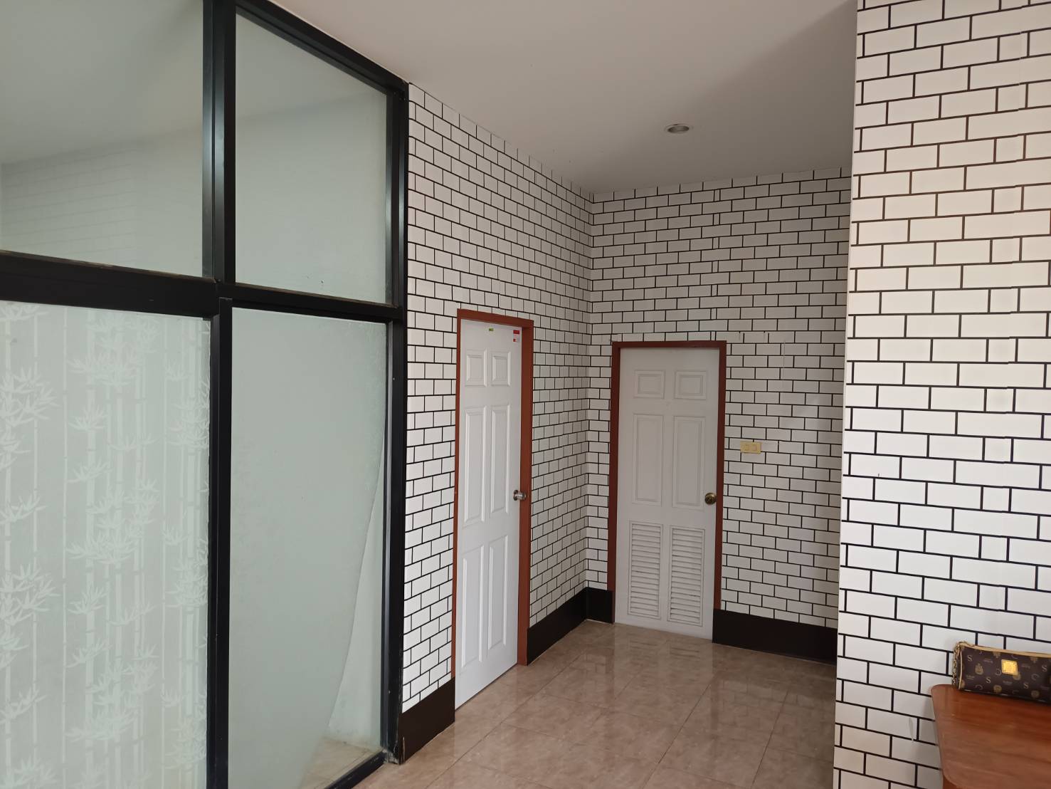 ขายบ้านเดี่ยว พฤกษาแลนด์ หนองชาก บ้านบึง ชลบุรี ราคาดีที่สุดในย่านนี้! เพียง 2.99 ล้านบาท บนพื้นที่กว้างขวางถึง 93.4 ตร.ว. ขนาด 2 ห้องนอน 2 ห้องน้ำ พร้อมห้องครัว ห้องทานข้าว และห้องรับแขก แถมเฟอร์นิเจอร์และแอร์ 2 เครื่อง จอดรถสบายๆ ได้ถึง 7 คัน! (ในบ้าน 4