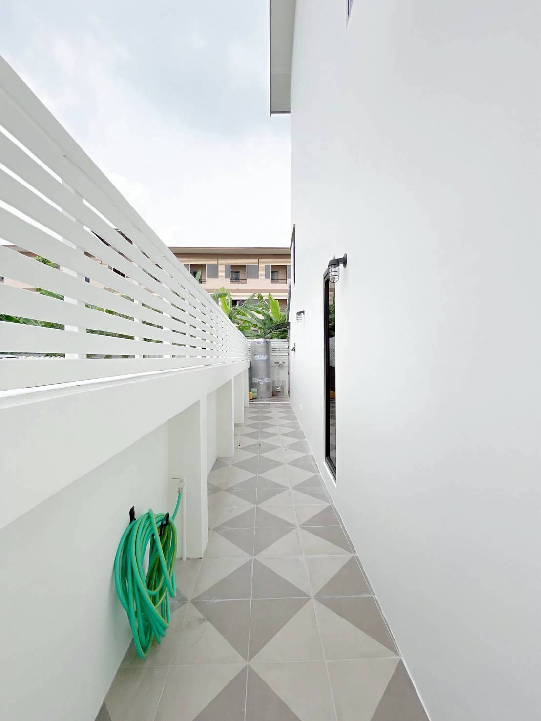 ให้เช่าทาวน์โฮม 3 ชั้น ใกล้หมู่บ้านนักกีฬาแหลมทอง บ้านรีโนเวทใหม่พร้อมอยู่ (N.1874)