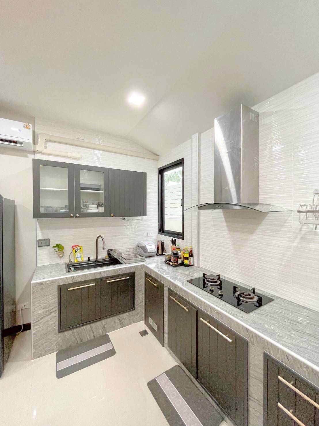 ให้เช่าทาวน์โฮม 3 ชั้น ใกล้หมู่บ้านนักกีฬาแหลมทอง บ้านรีโนเวทใหม่พร้อมอยู่ (N.1874)