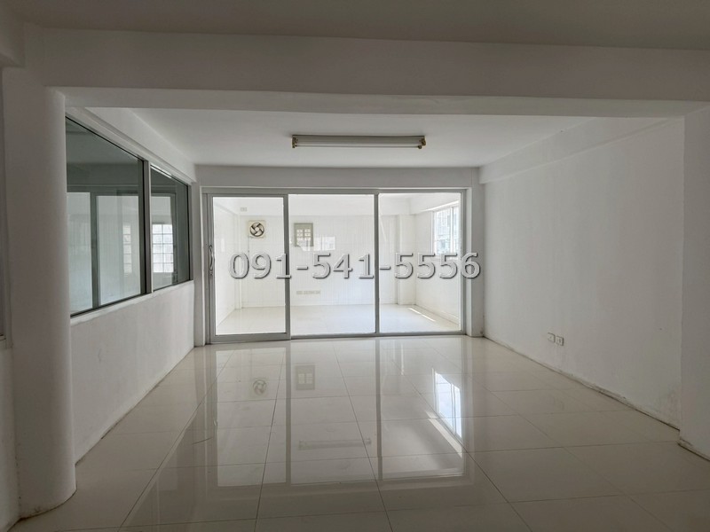 ขายตึกแถว 2 คูหา 3 ชั้นครึ่ง พร้อมดาดฟ้า ซอยท่าข้าม 28/1 ตึกหัวมุม เนื้อที่หลังละ 20 ตรว ใกล้เซ็นทรัล พระราม 2