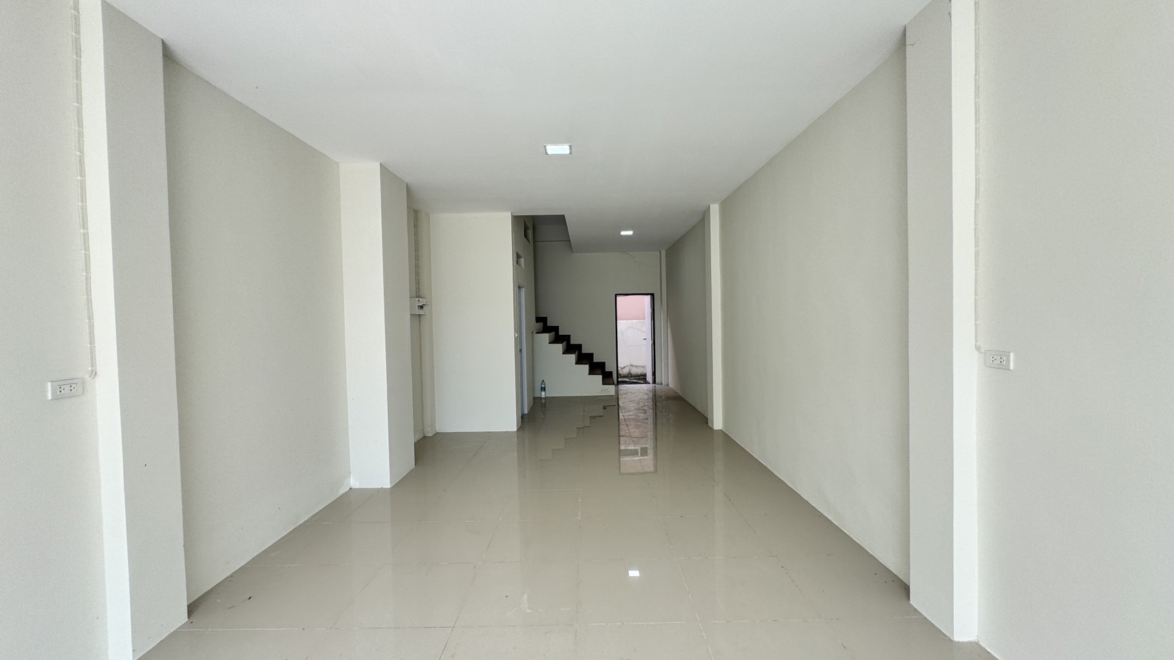 ให้เช่า/ขายอาคารพาณิชย์ตึกใหม่ (ไม่เคยอยู่) 3 ชั้น สไตล์ทาวน์โฮม ลำลูกกาคลอง 4 รังสิต ปทุมธานี ตัวอาคารเย็นสบาย - ขนาด 22.3 ตร.วา กว้าง 4 เมตร ลึก 18 เมตร - 4 ห้องนอน 3 ห้องน้ำ