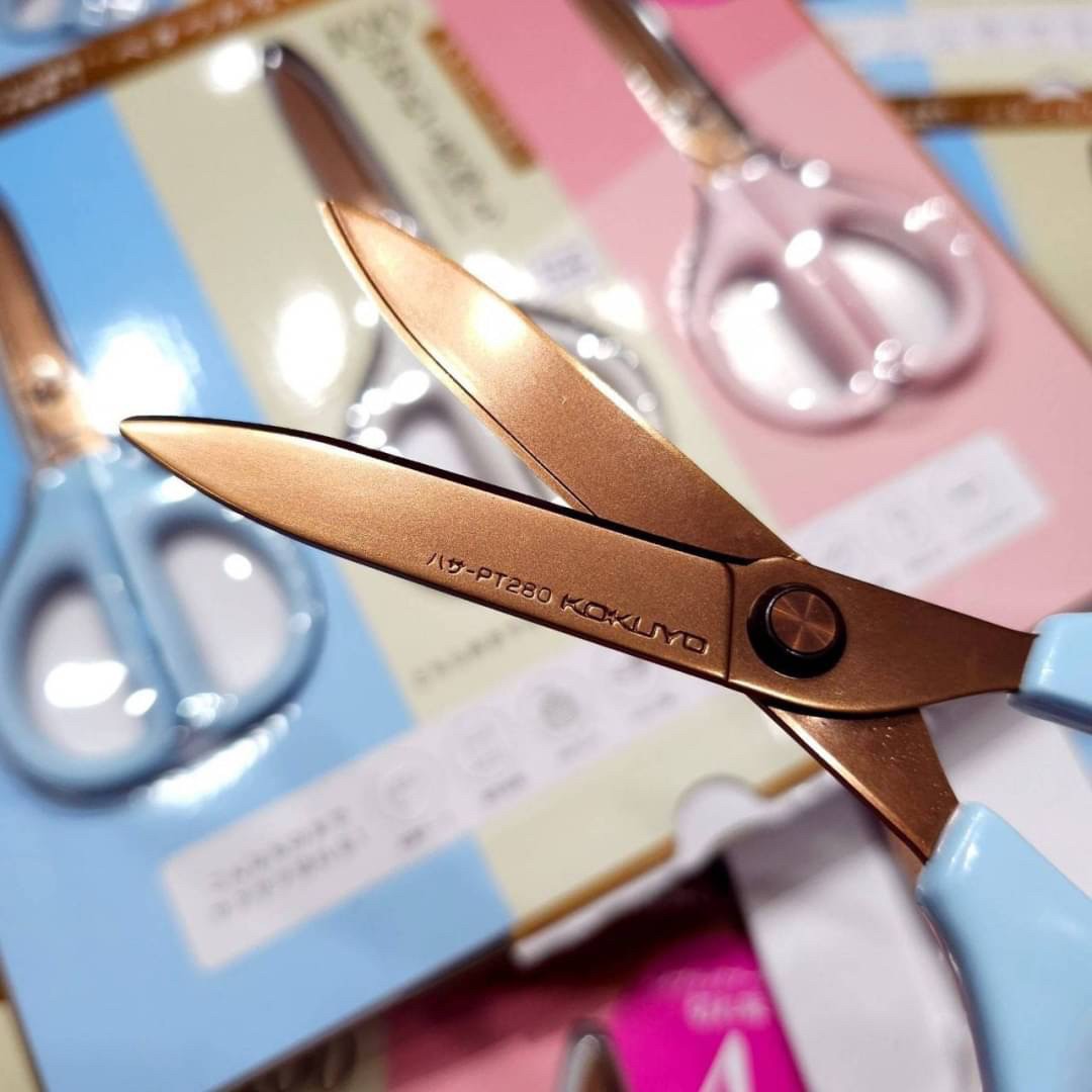 กรรไกรเคลือบไทเทเนียมคุณภาพสูง Kokuyo Sakusa Titanium Glueless Blade Scissors เซต 3 อัน สีพาสเทล